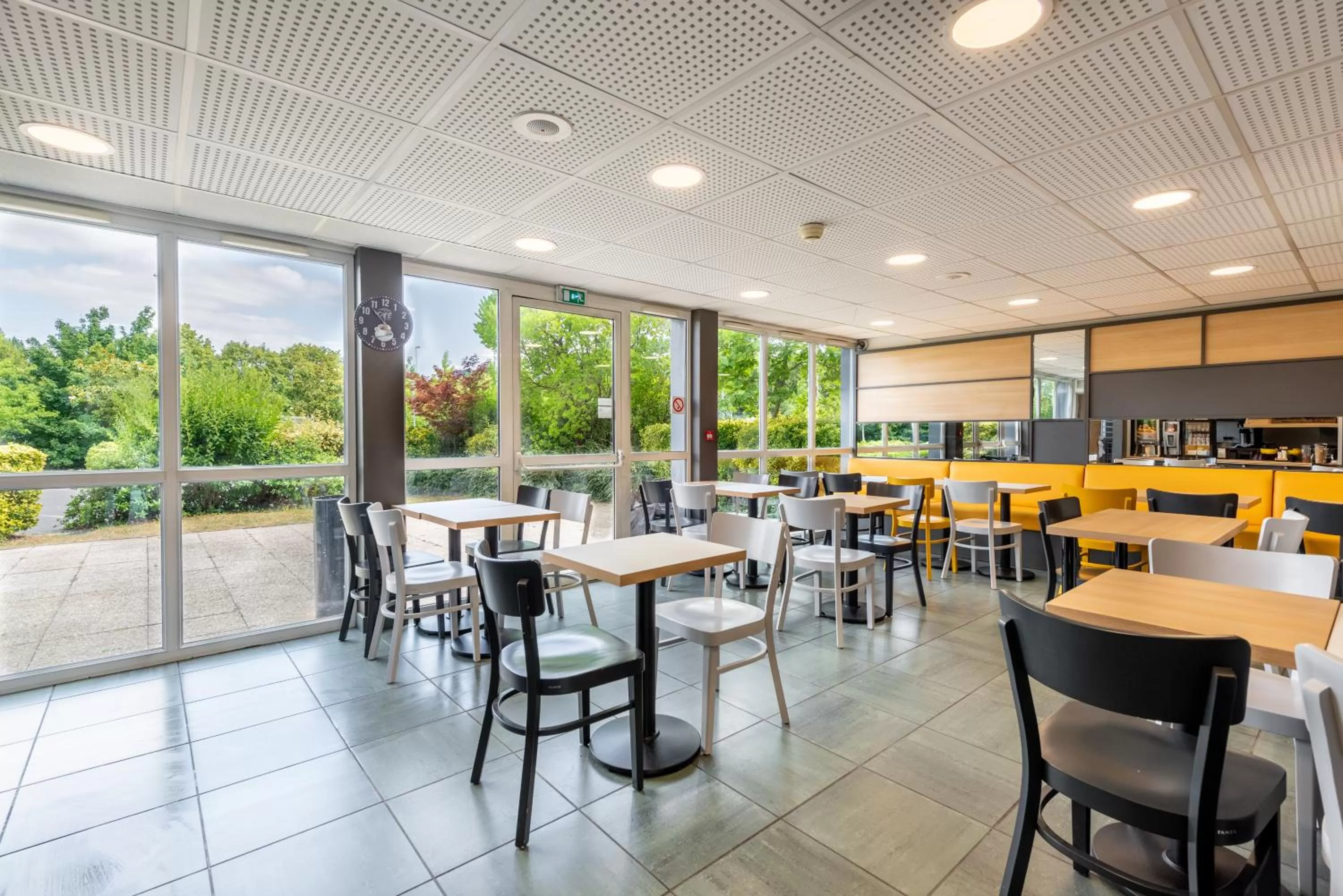 Buffet breakfast in B&B HOTEL Creil Chantilly