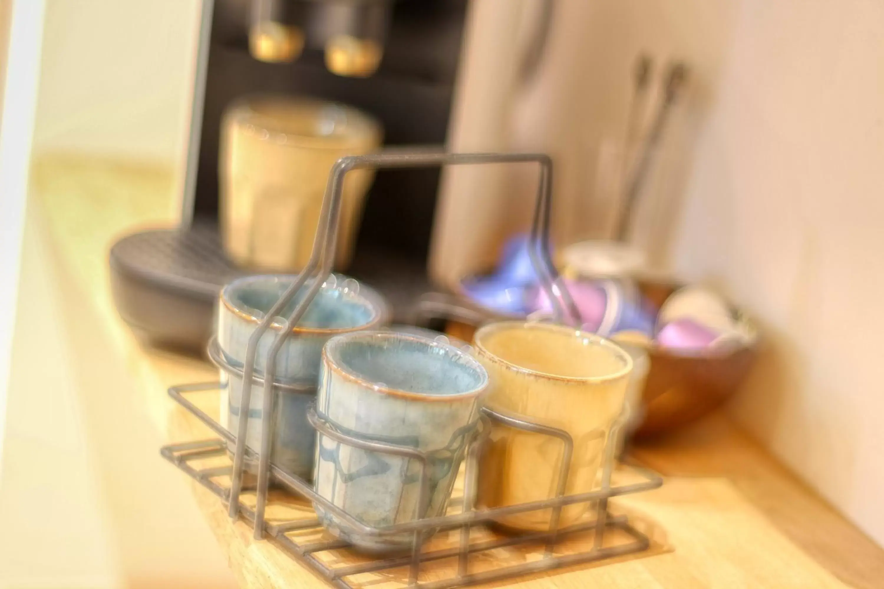 Coffee/tea facilities in KERBELEG, ferme-manoir du XVè siècle, chambres grand confort