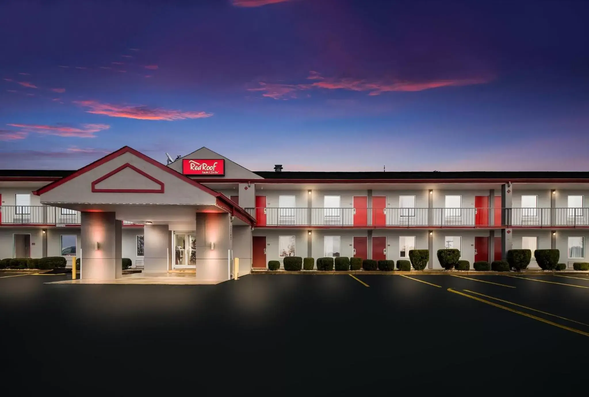Property Building in Red Roof Inn & Suites Jackson, TN