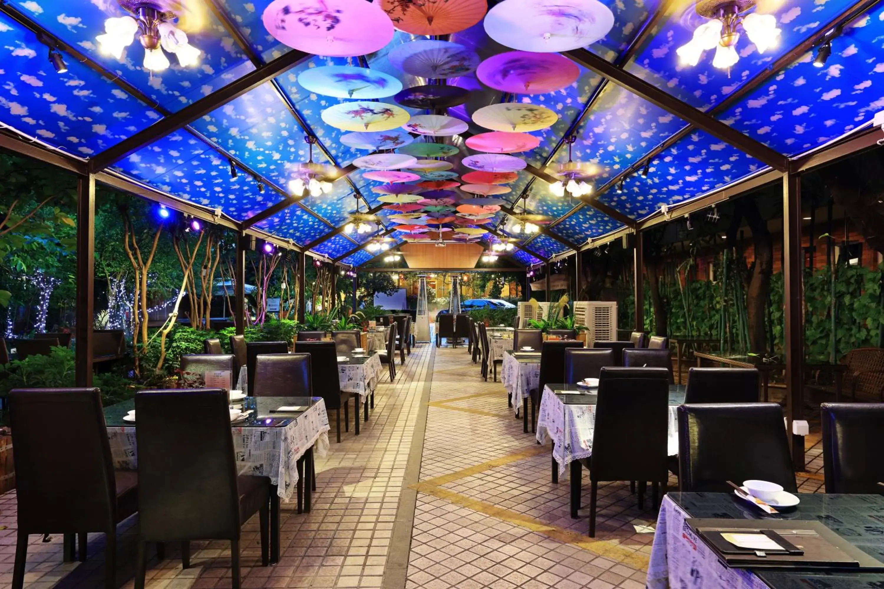 Restaurant/Places to Eat in Royal Garden Hotel
