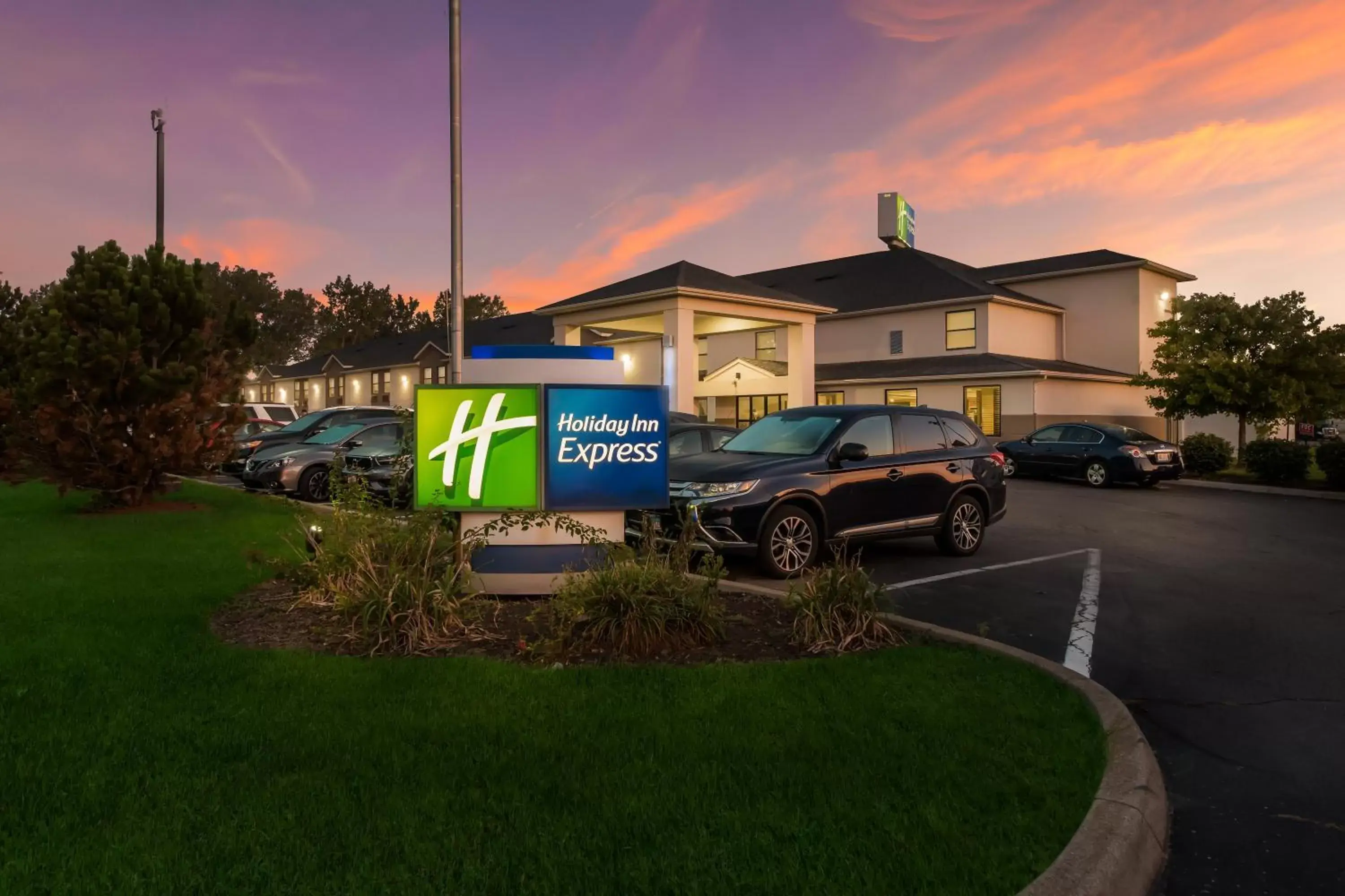 Property building in Holiday Inn Express London-I-70 by IHG Property building in Holiday Inn Express London-I-70 by IHG