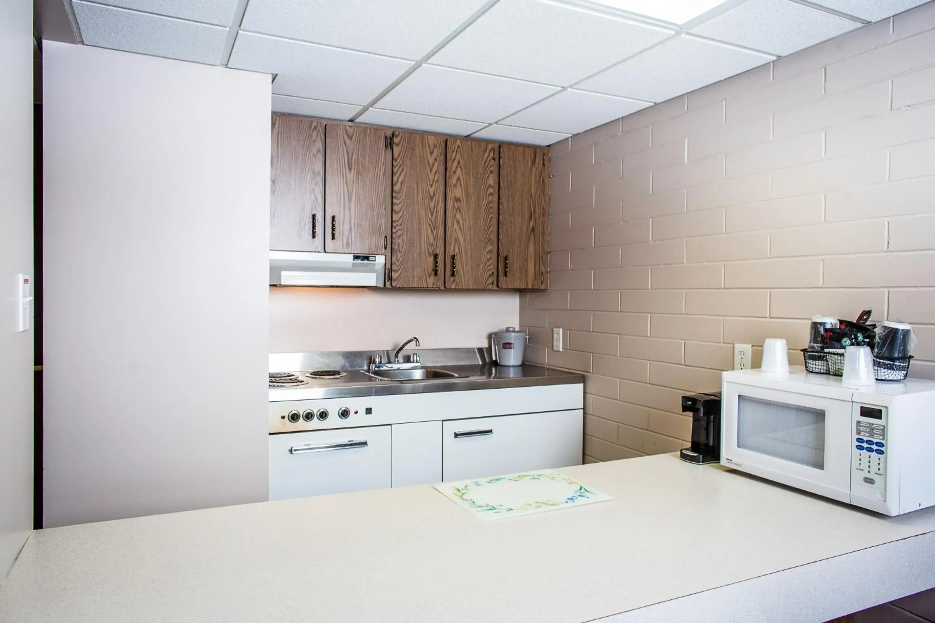 Decorative detail, Kitchen/Kitchenette in Stanford Inn - Grande Prairie