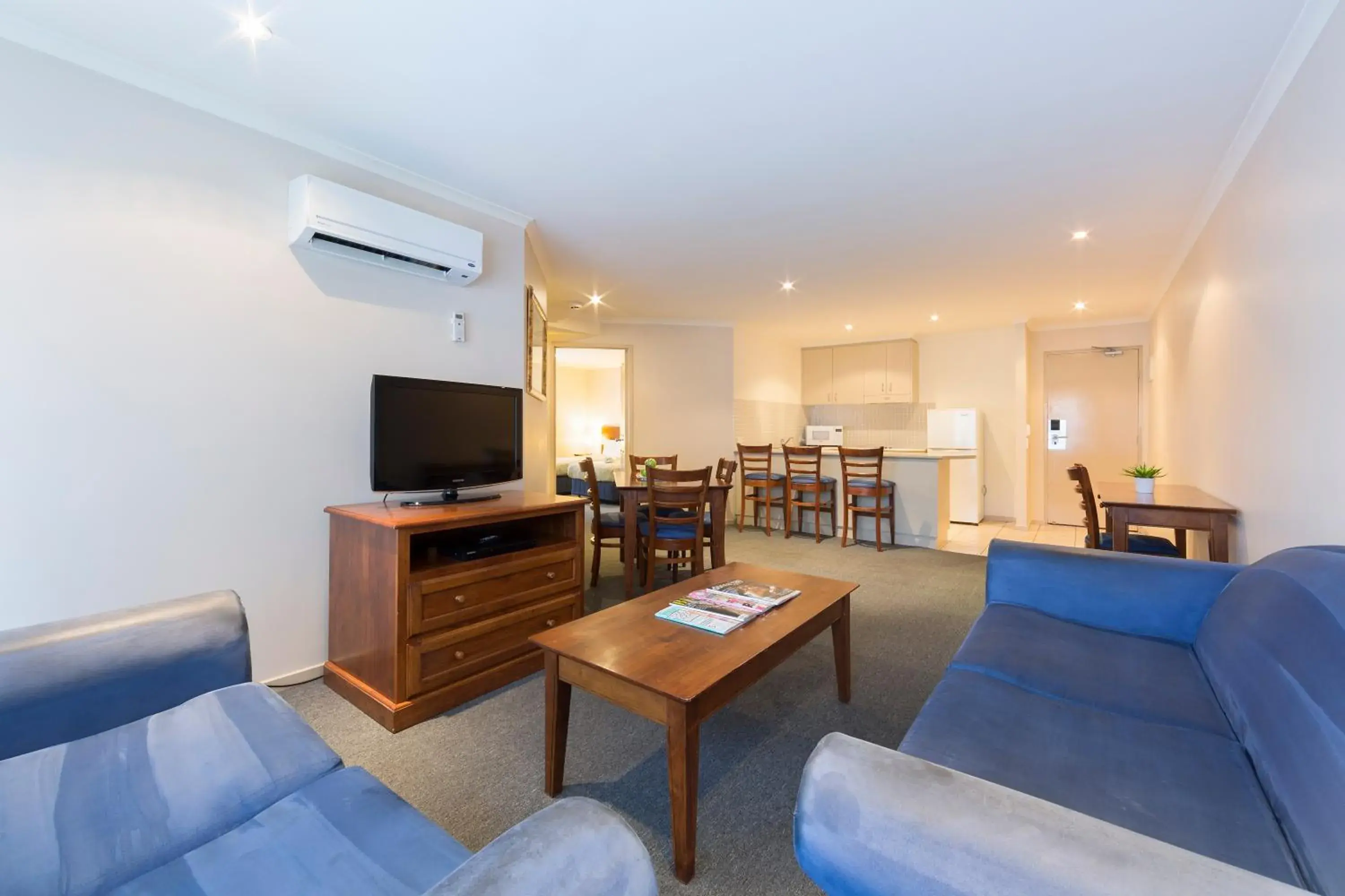 Living room, Seating Area in Canberra Parklands Central Apartment Hotel