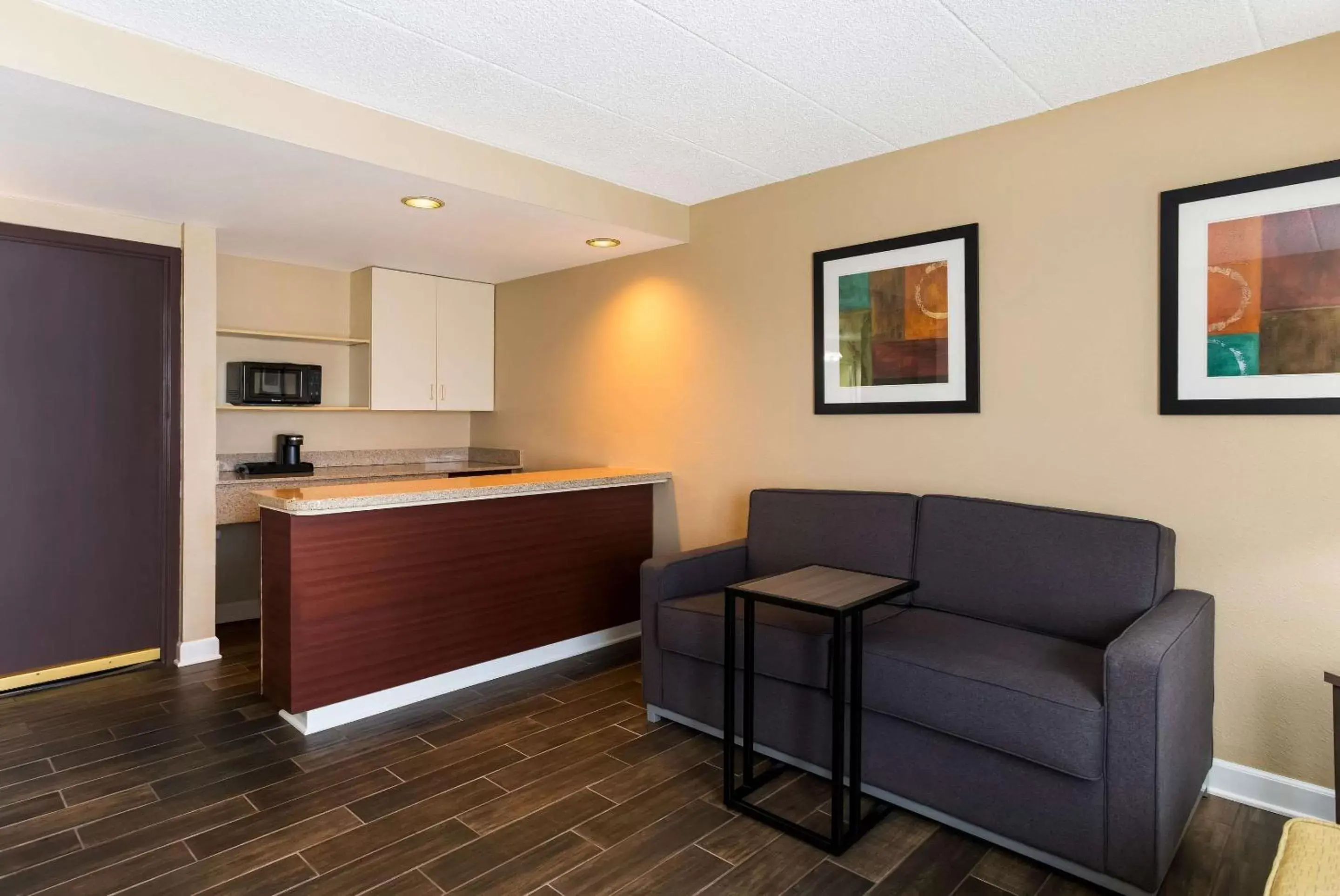 Bedroom, Lobby/Reception in Quality Suites Milwaukee Airport