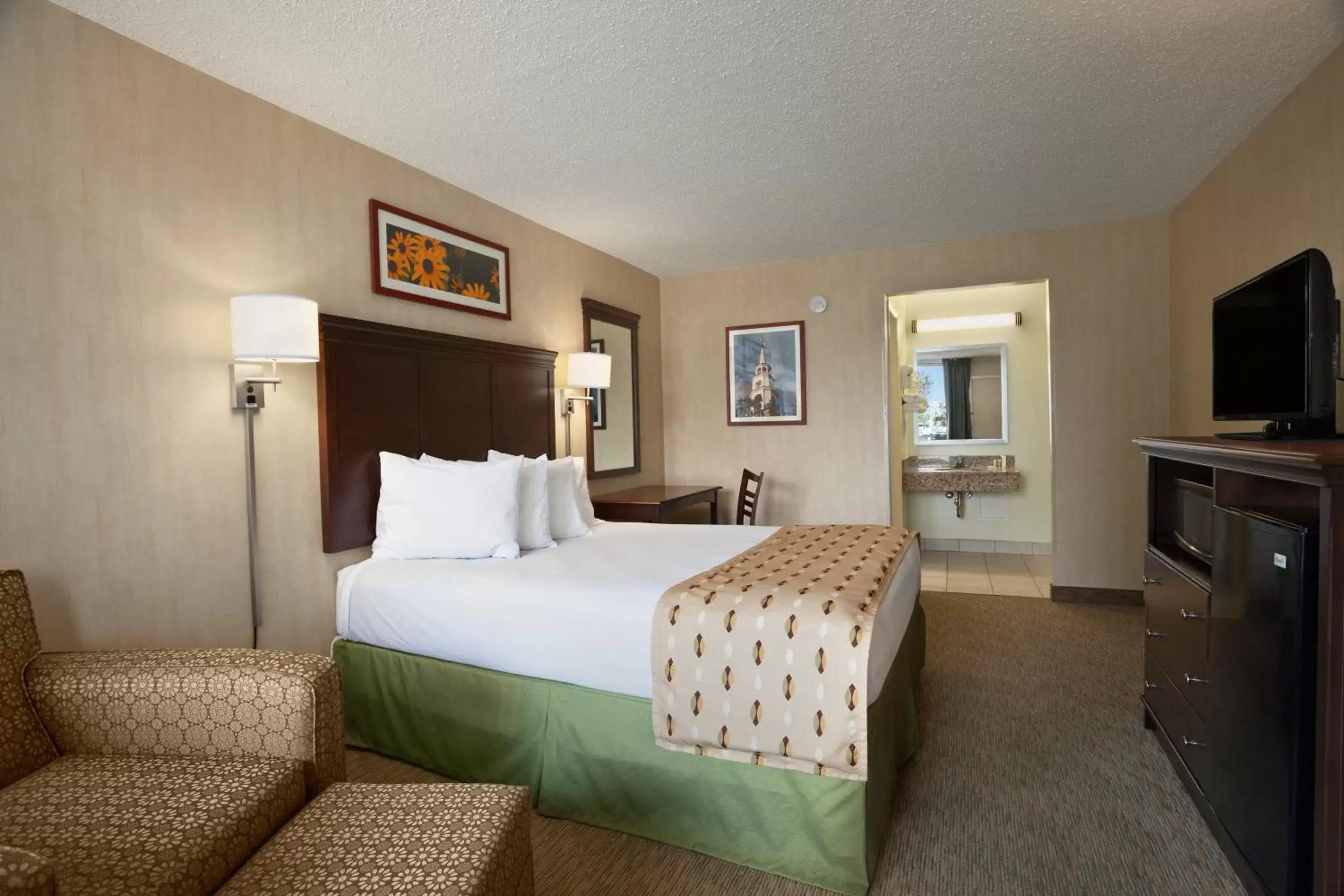Photo of the whole room, Bed in Days Inn of Frederick by Wyndham