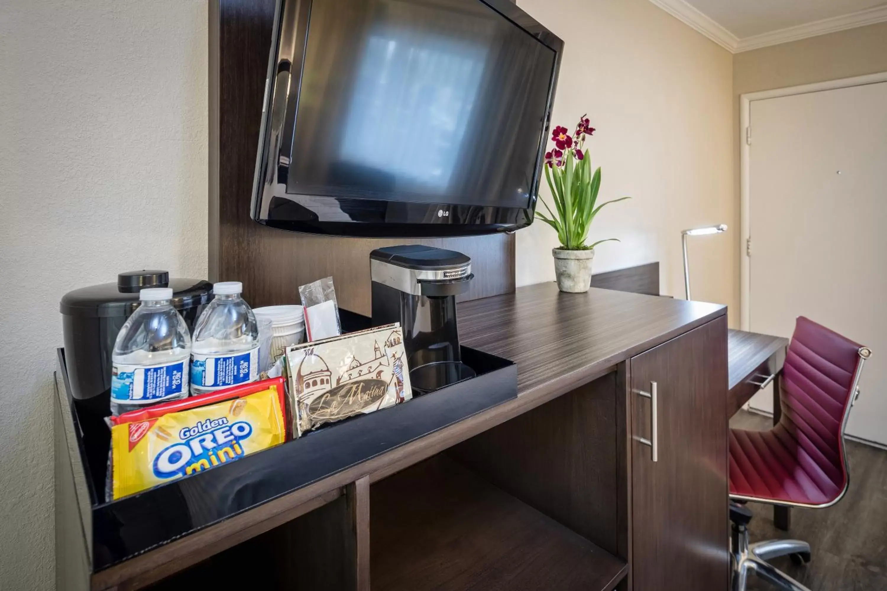 TV and multimedia, TV/Entertainment Center in The Palo Alto Inn