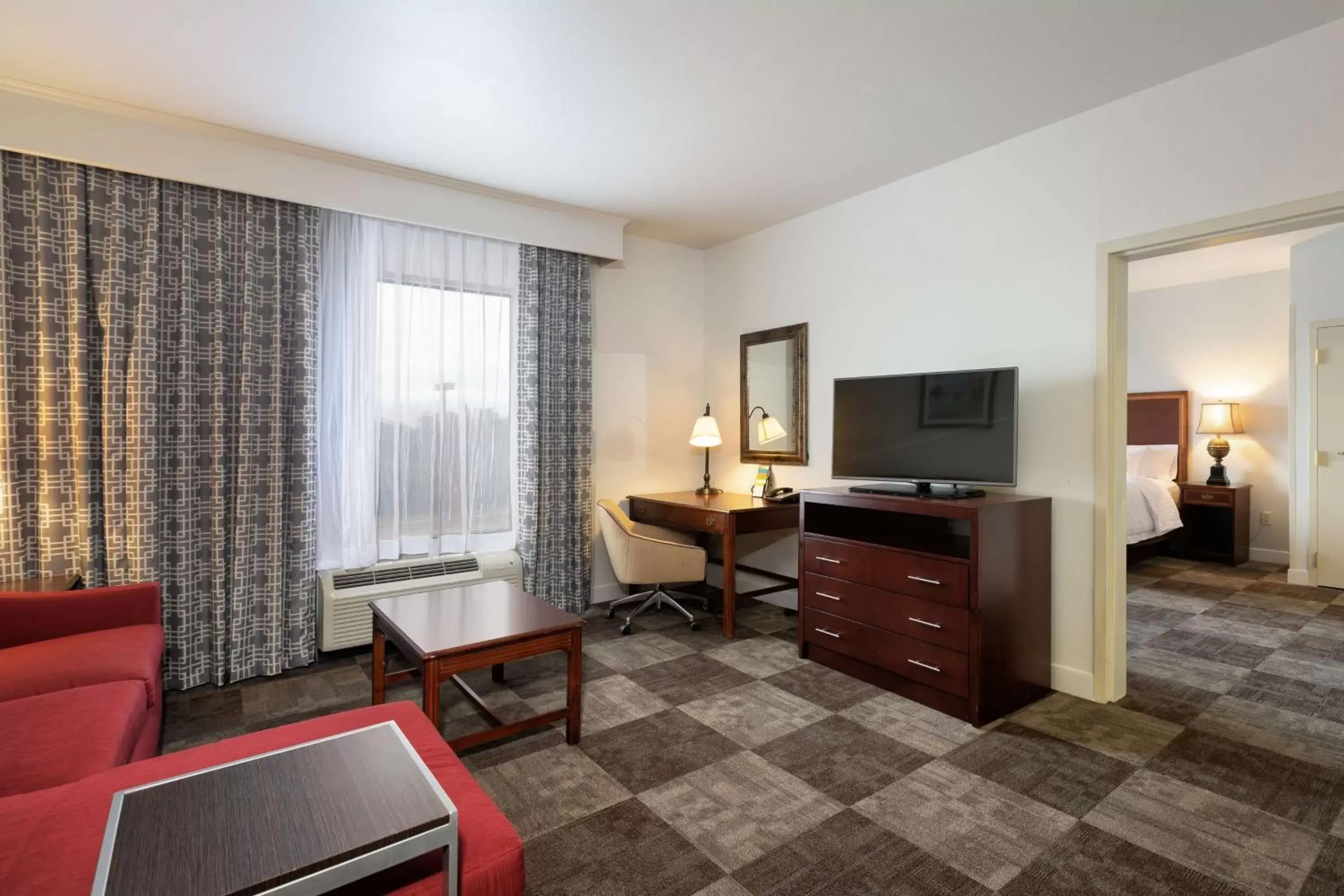 Living room, TV/Entertainment Center in Hampton Inn & Suites Baton Rouge - I-10 East