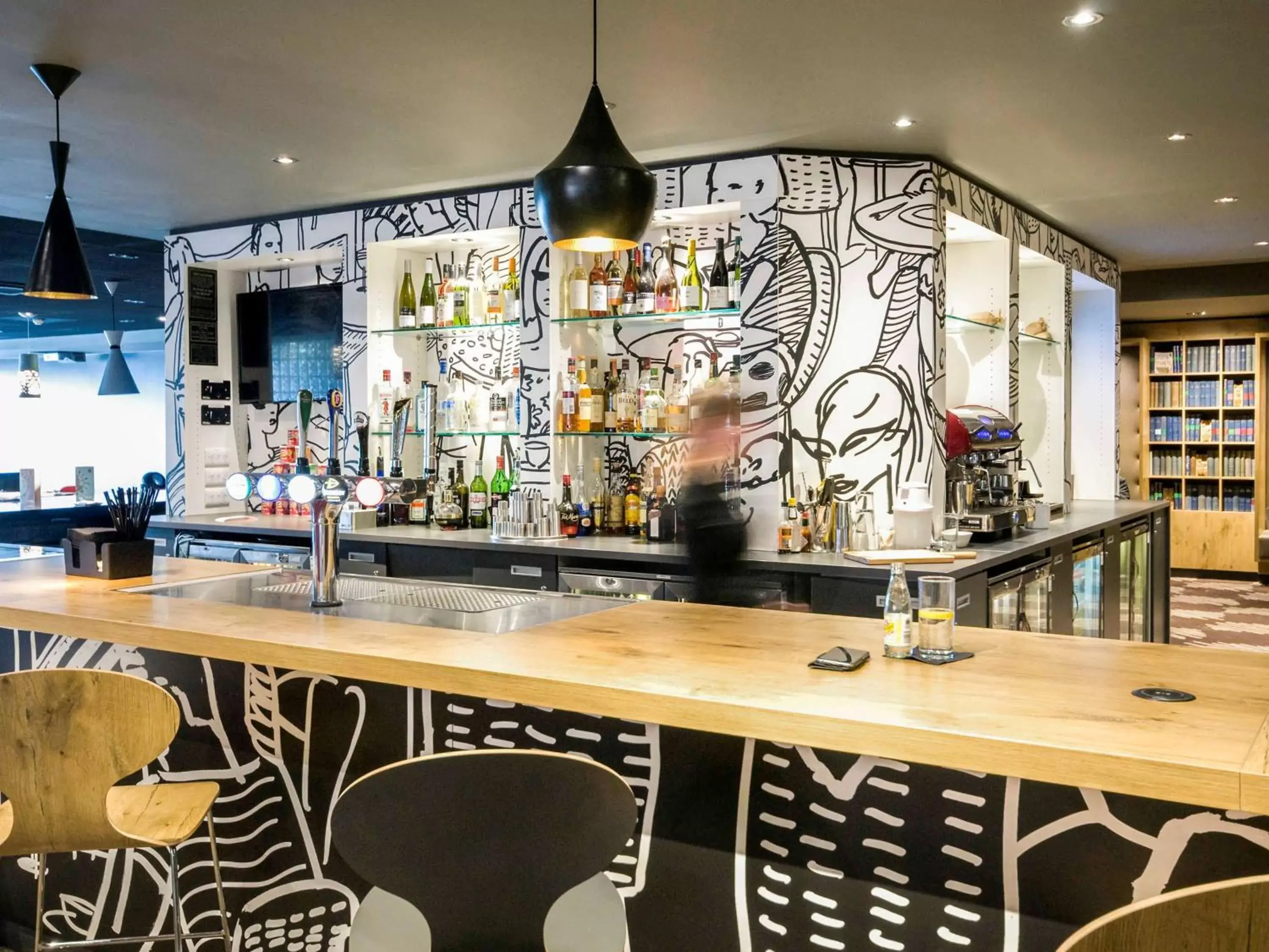 Restaurant/places to eat, Lounge/Bar in ibis London Heathrow Airport