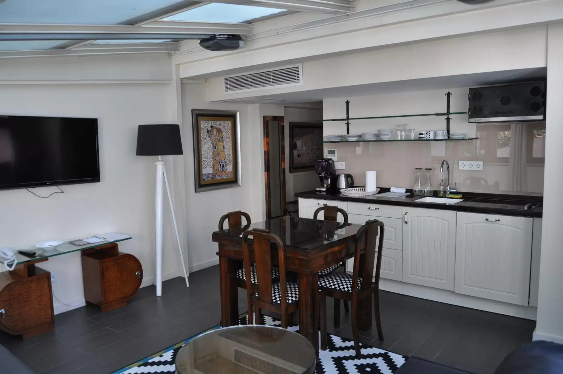 Living room, Kitchen/Kitchenette in Villa Pera Suite Hotel
