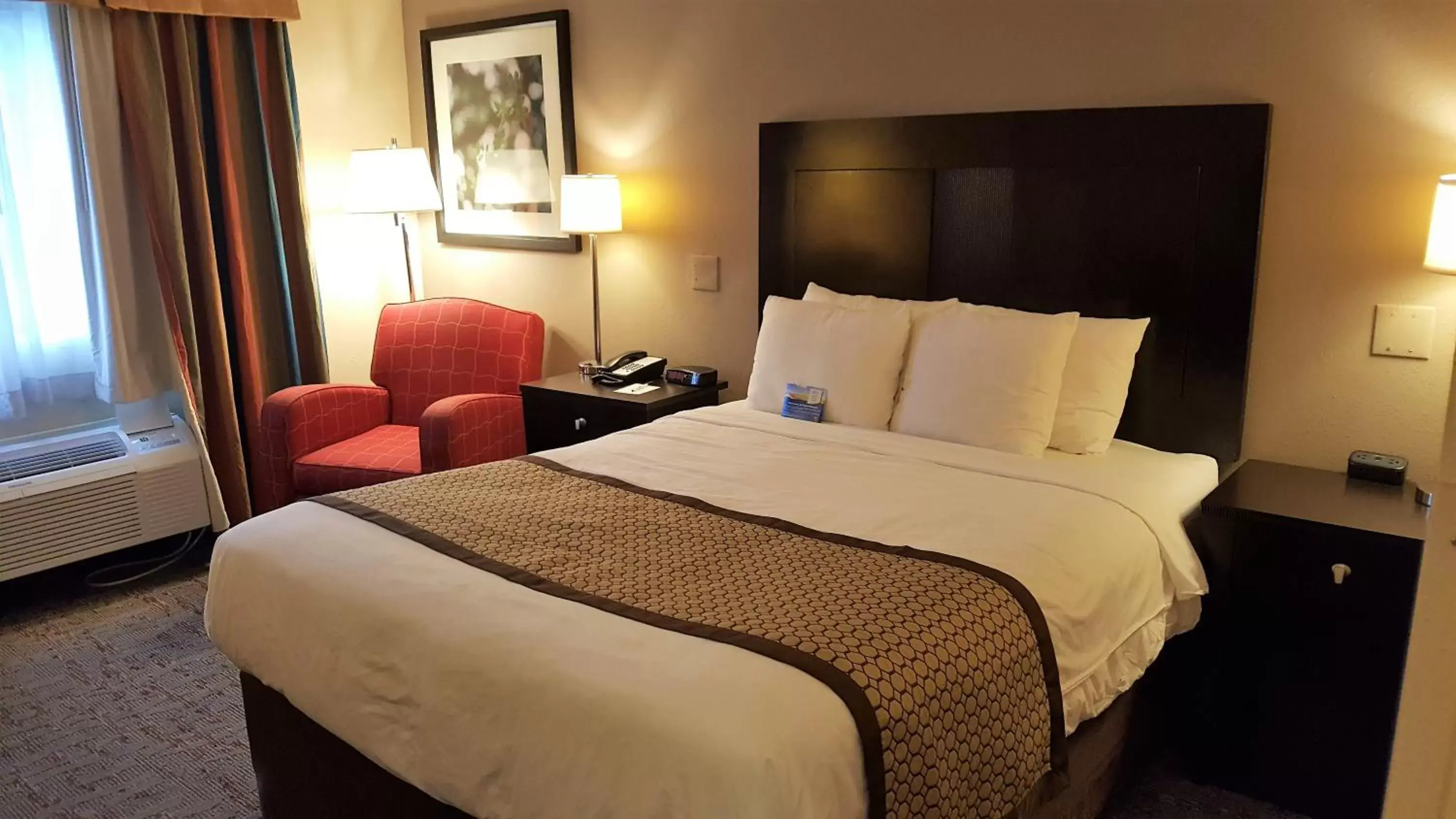 Bedroom, Bed in Baymont by Wyndham Belleville Airport Area Free Airport Shuttle