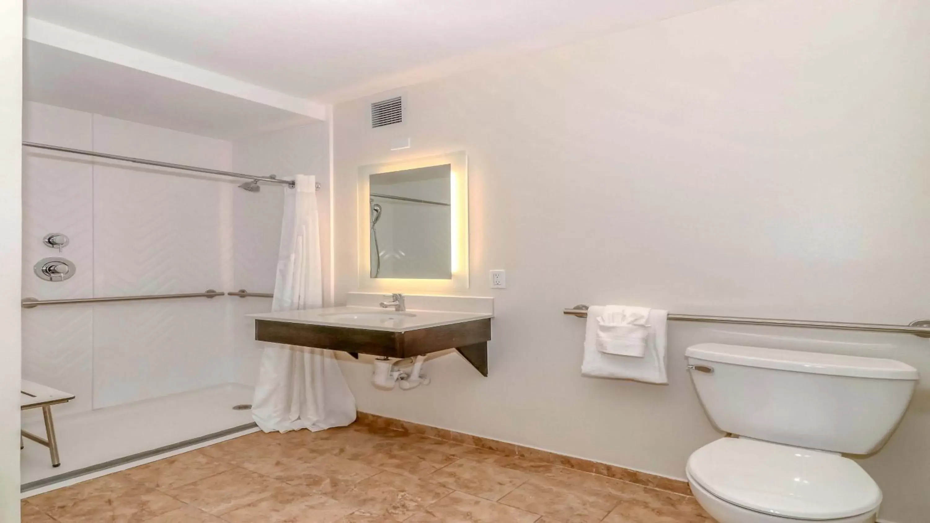 Bathroom in Holiday Inn Resort Oceanfront at Surfside Beach, an IHG Hotel