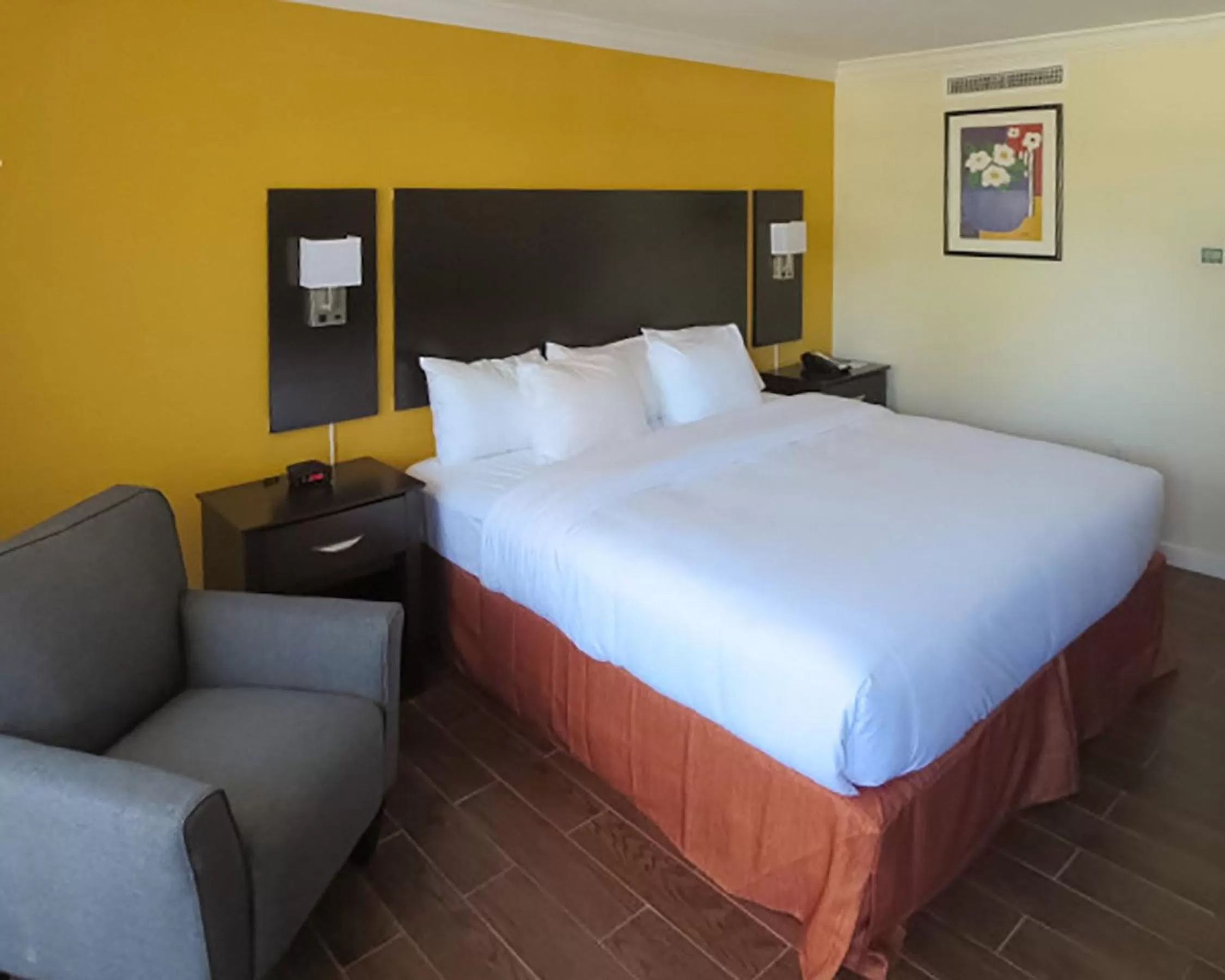 Photo of the whole room, Bed in The Link Hotel on Sunrise