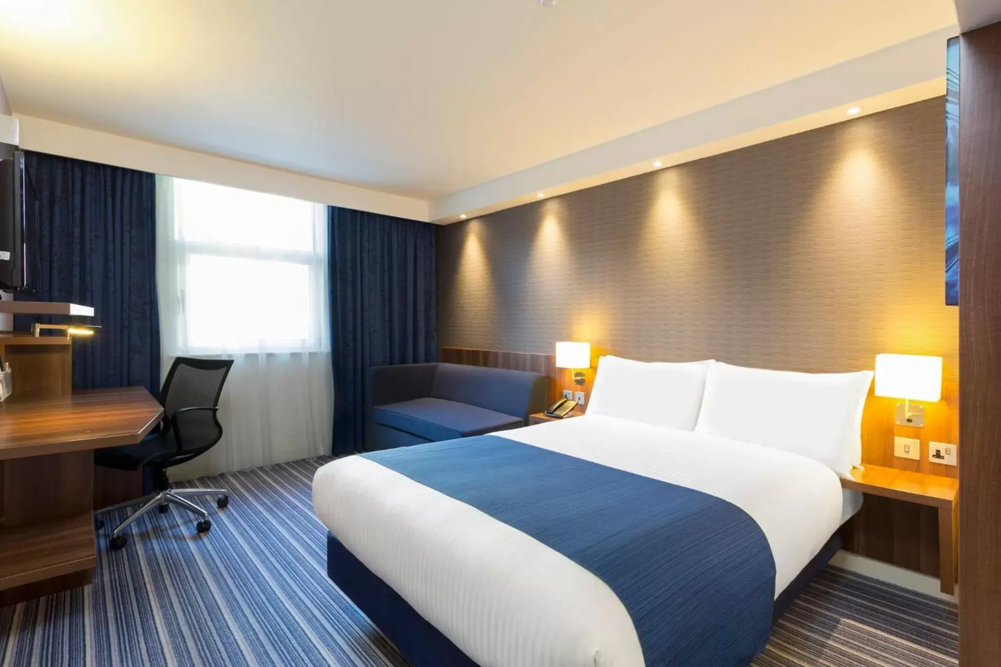 Photo of the whole room, Bed in Holiday Inn Express Southwark, an IHG Hotel