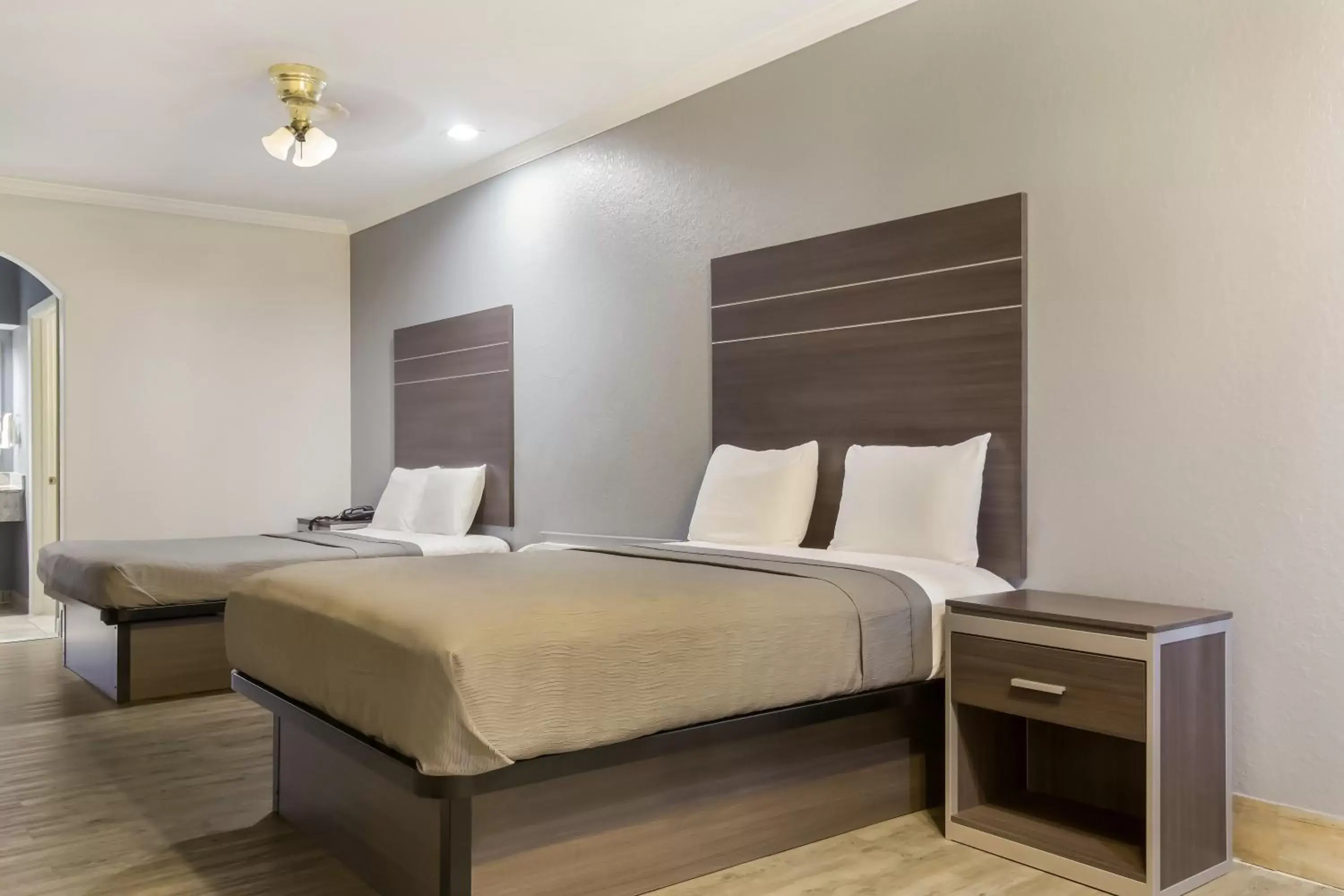 Bed in Americas Best Value Platinum Inn & Suites