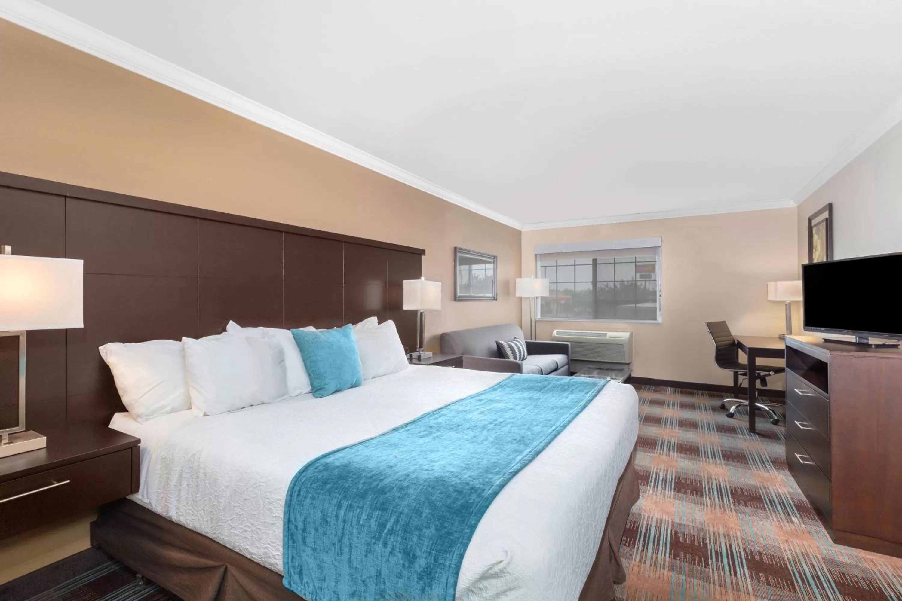 Bedroom, Bed in Inn at Moses Lake