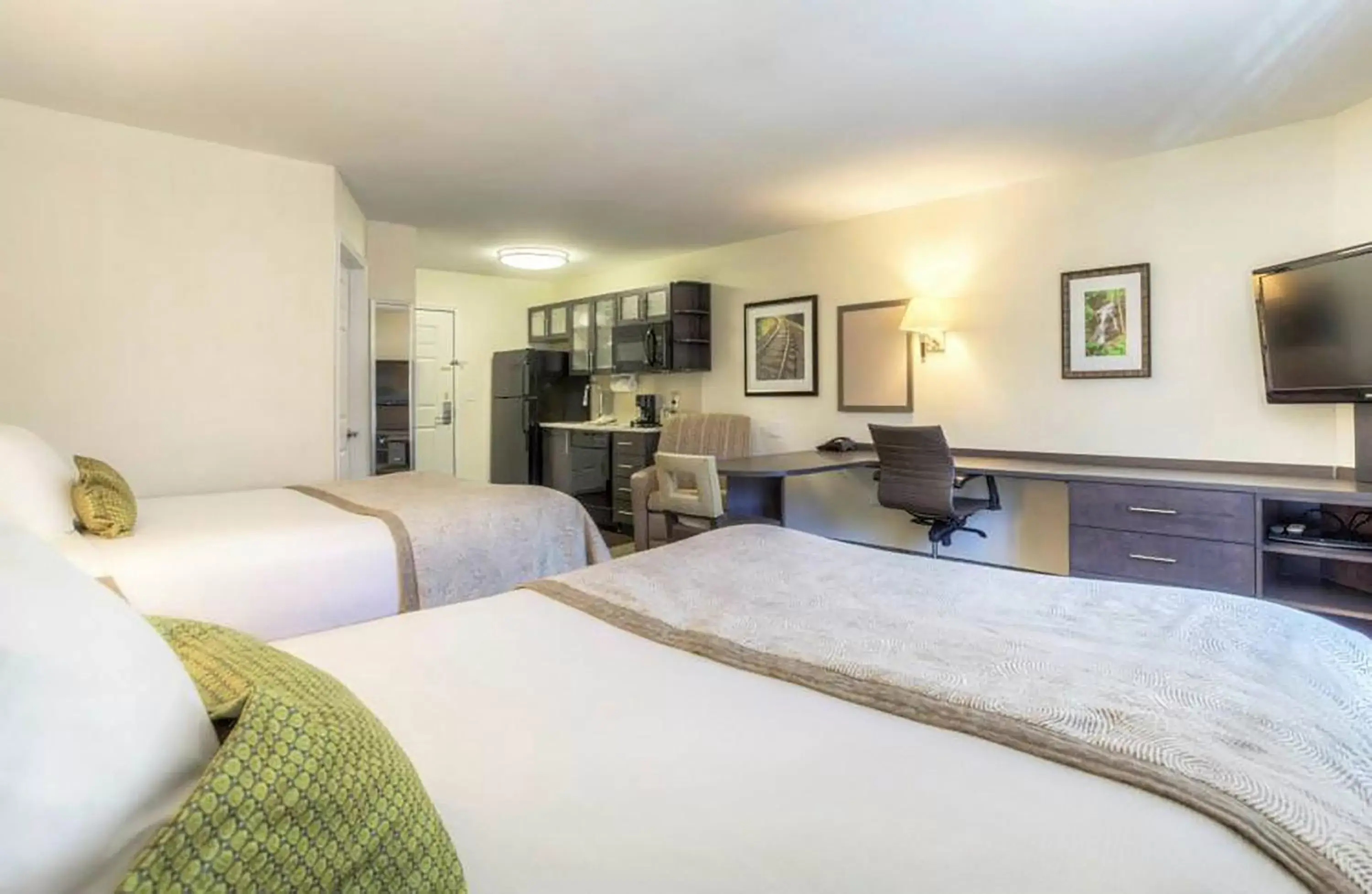 Kitchen or kitchenette, Bed in Candlewood Suites - Mooresville Lake Norman, an IHG Hotel