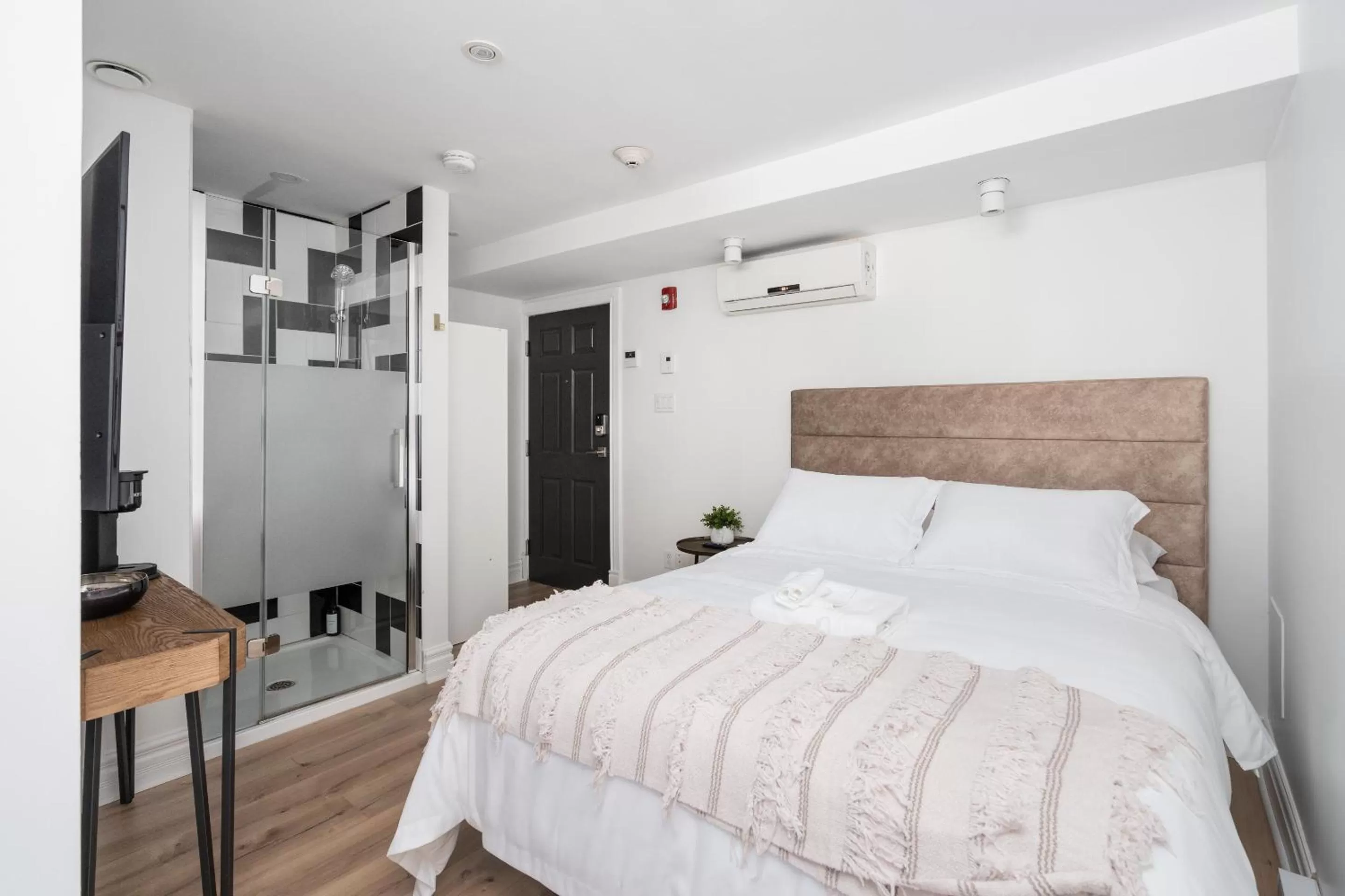 Bed in Le Penfield Par Nomade MTL