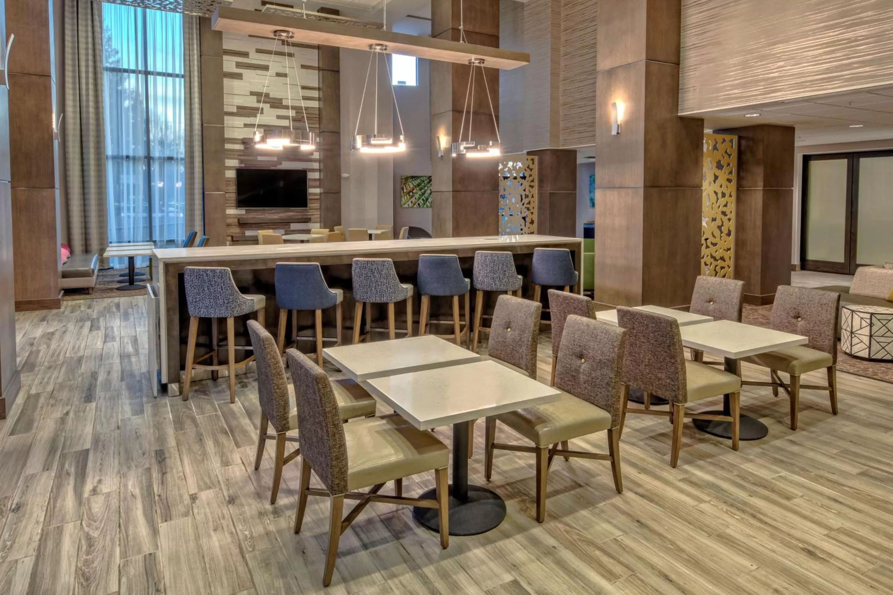 Dining area in Hampton Inn & Suites San Jose Airport