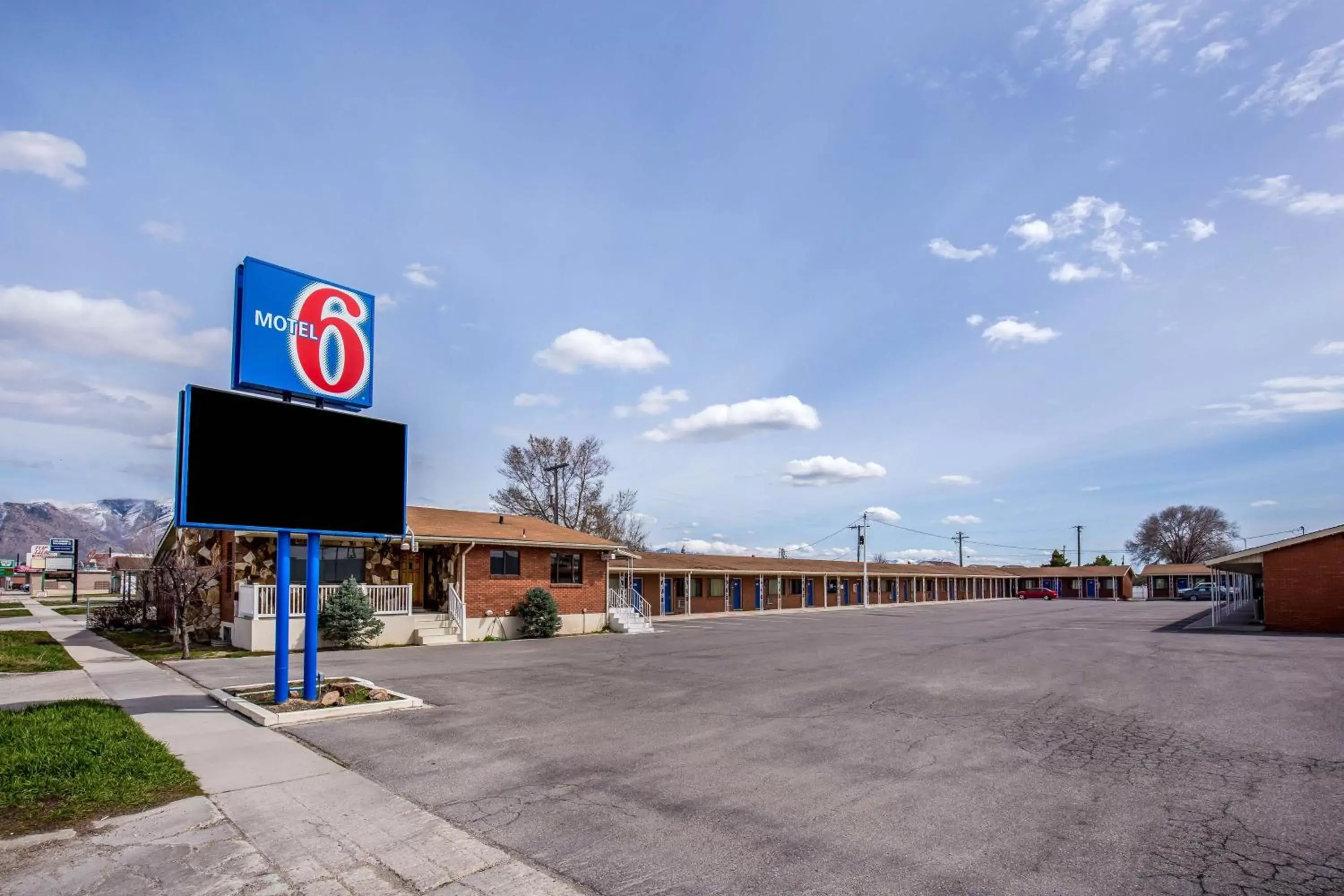 Property building in Motel 6 Tremonton, Utah Property building in Motel 6 Tremonton, Utah