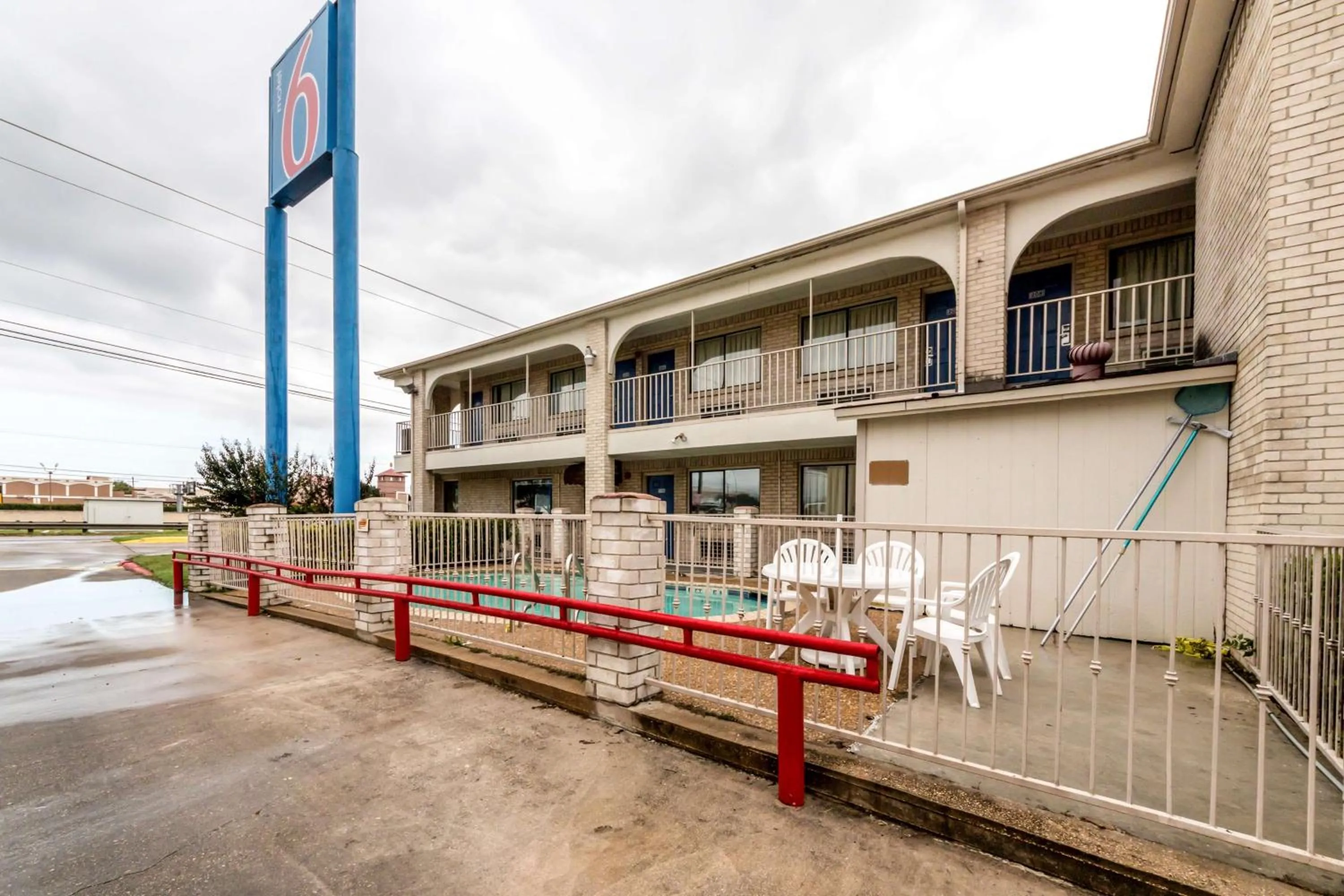 Property building in Motel 6 San Antonio, TX - Frost Bank Center