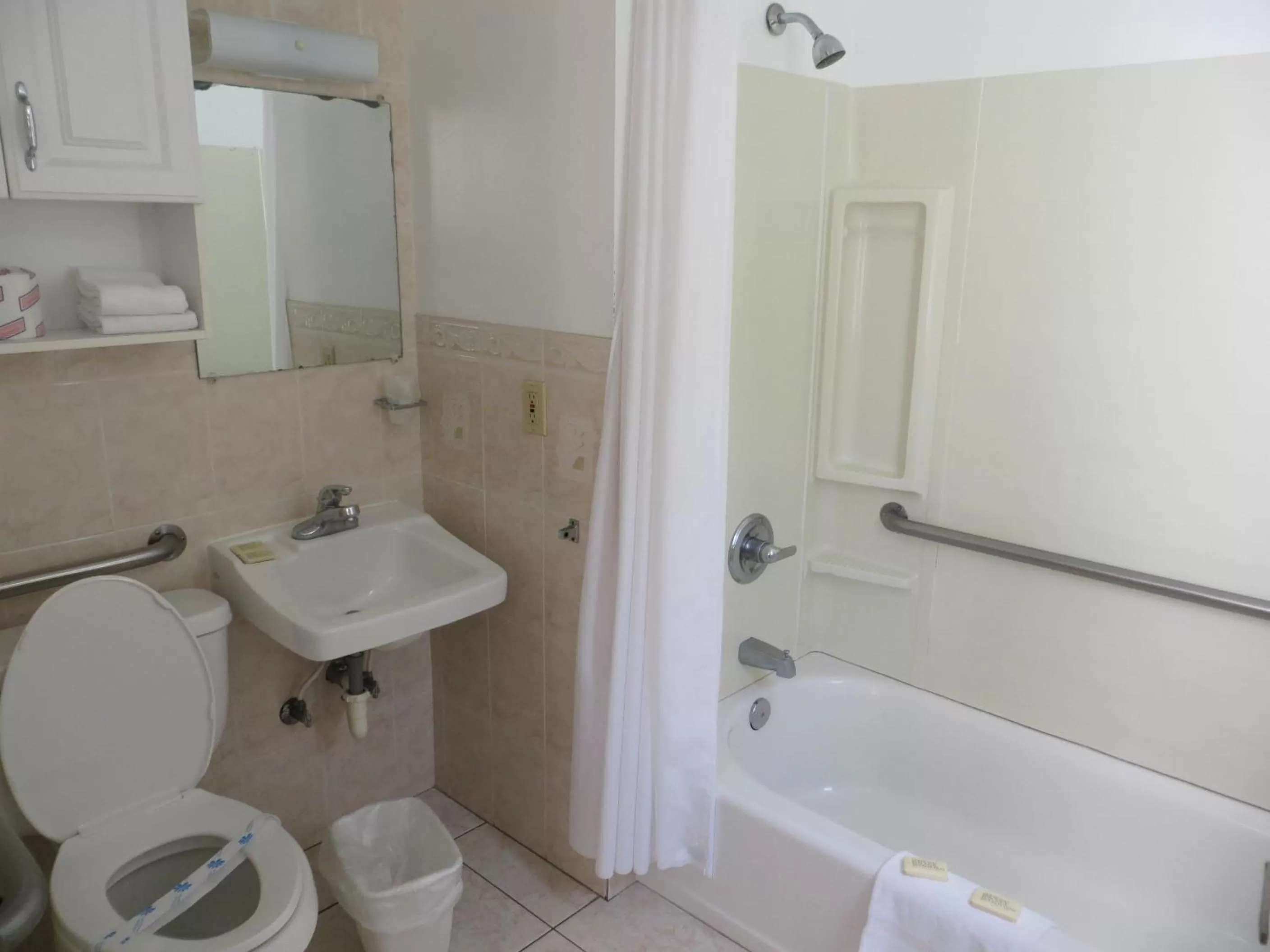 Bathroom in Sand Castle Motel