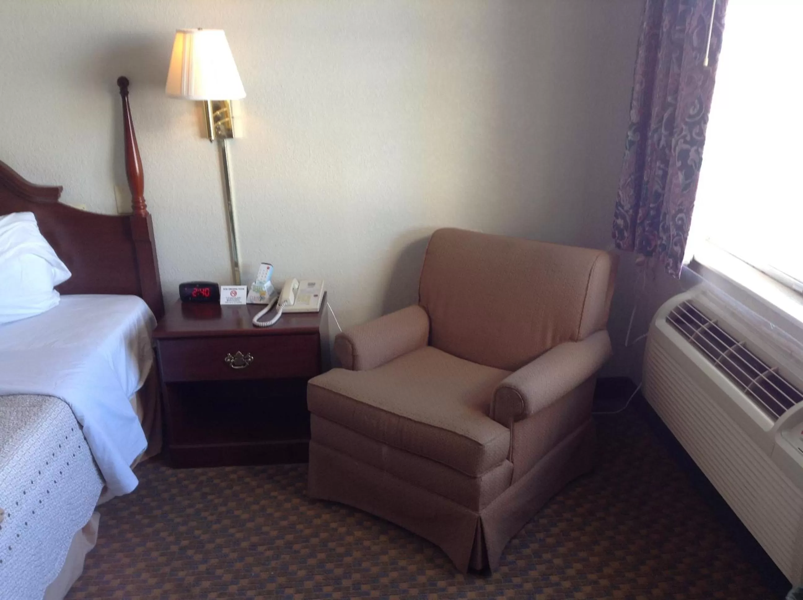 Bedroom, Bed in Knights Inn Peru