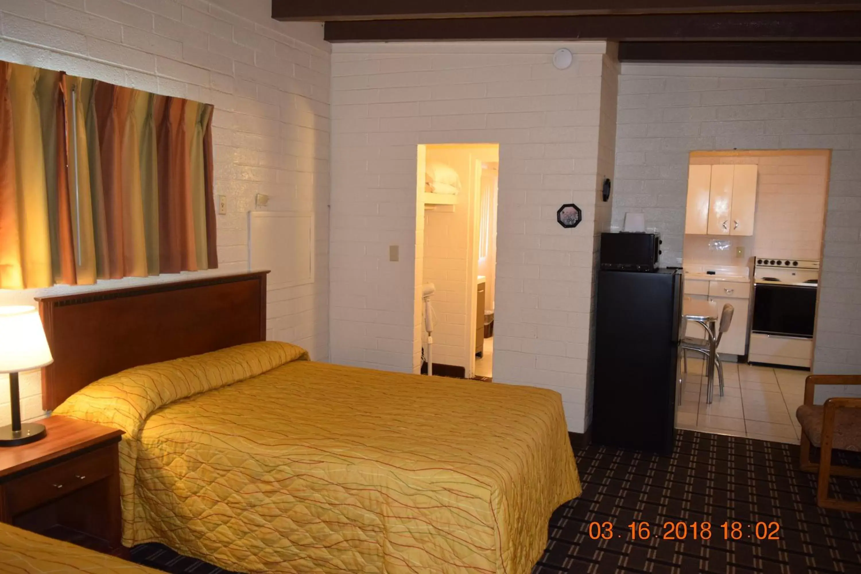 Kitchen or kitchenette, Bed in Stanlunds Inn and Suites