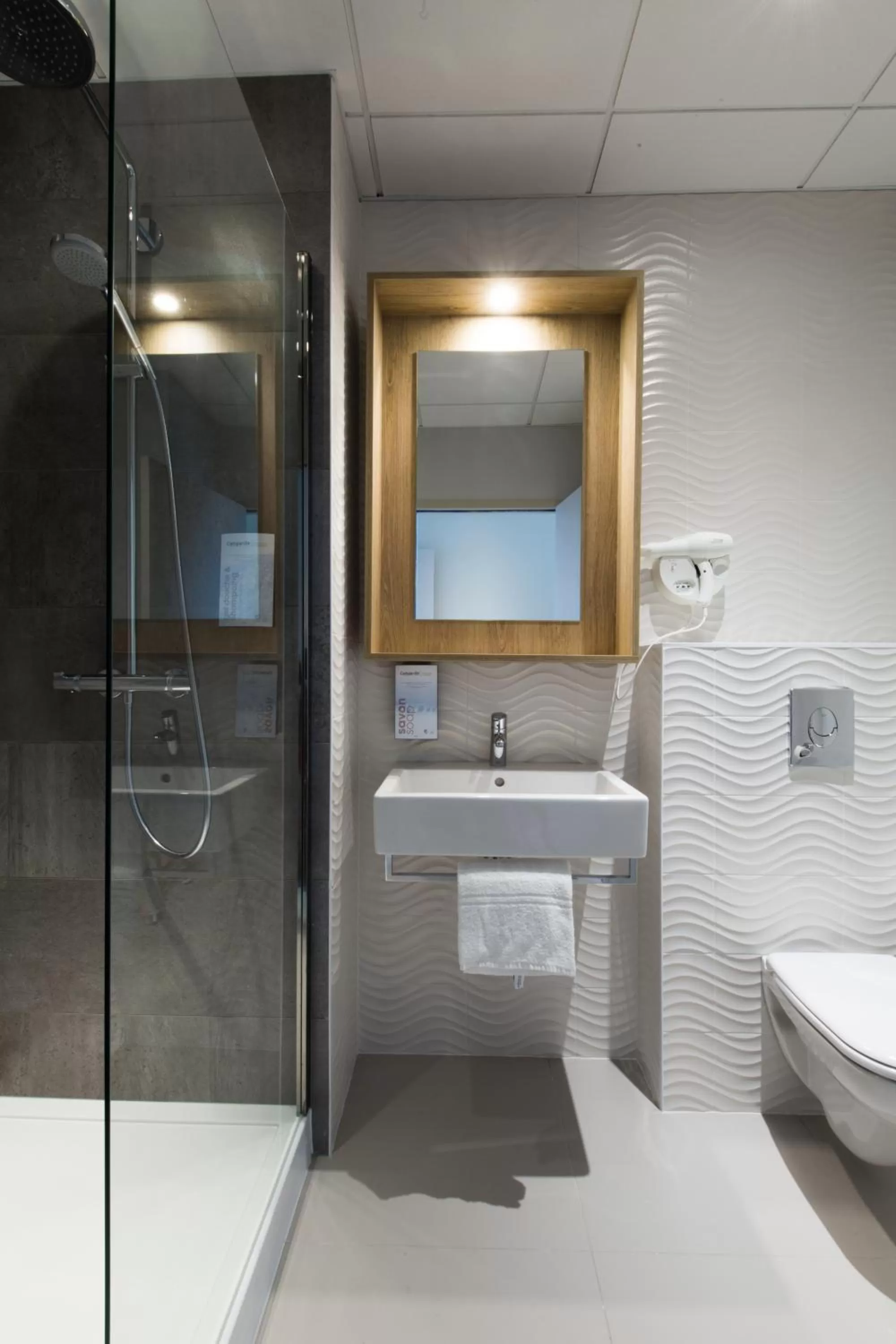 Bathroom in Campanile Rennes Centre - Gare