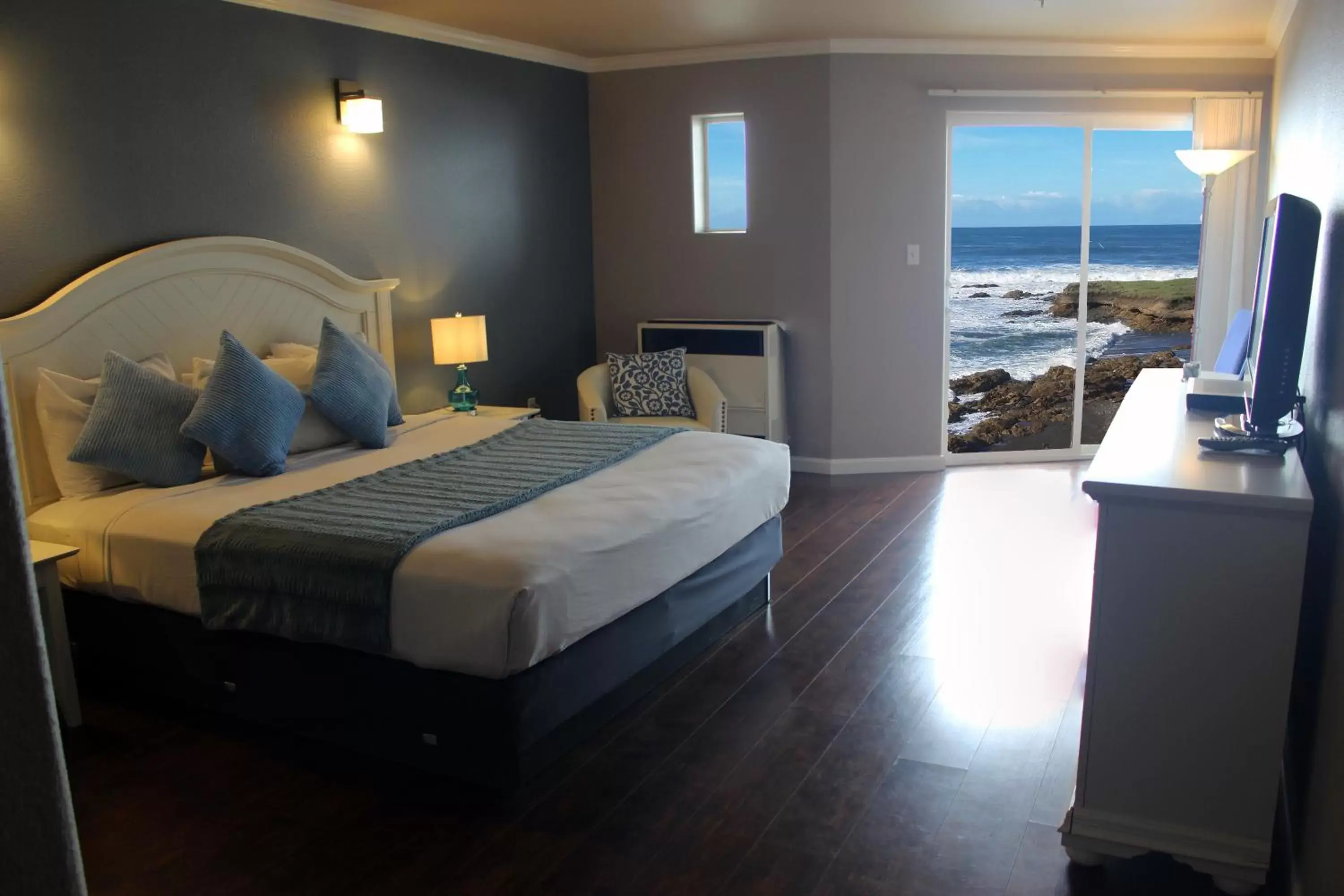 Photo of the whole room, Bed in The Oceanfront Inn