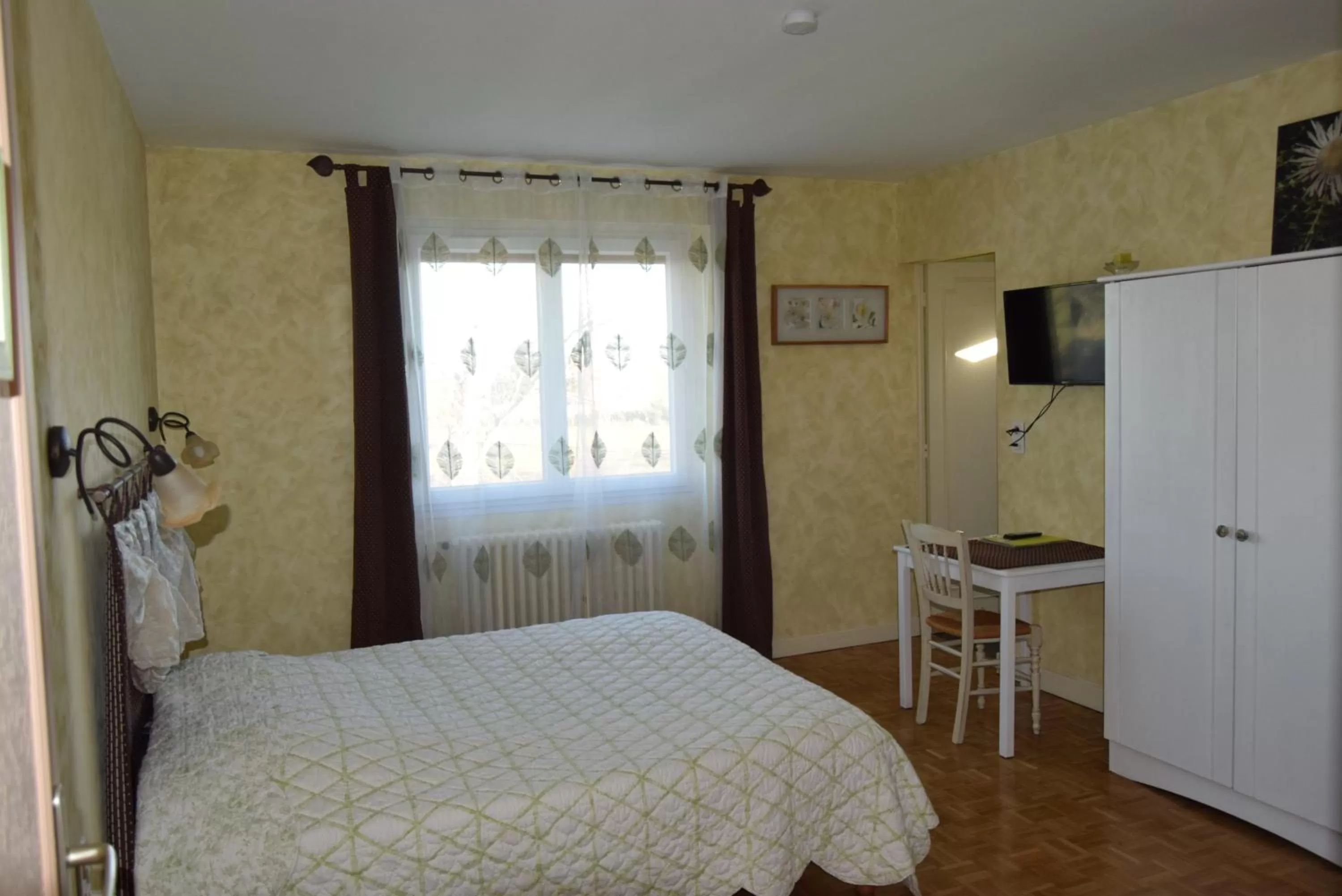 Photo of the whole room, Bed in Le Nid de l'Ecureuil