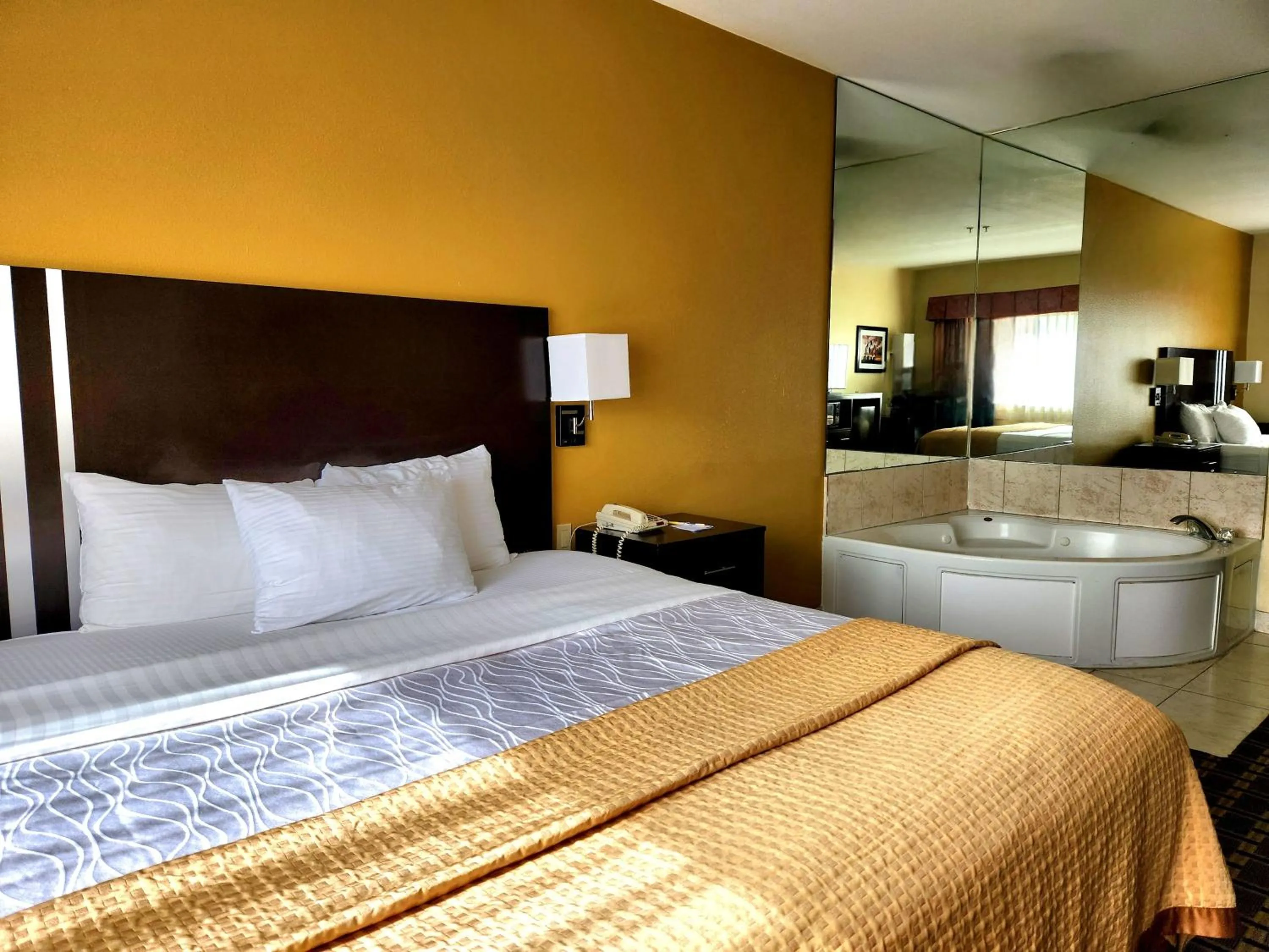 Bedroom, Bed in Days Inn & Suites by Wyndham Sam Houston Tollway