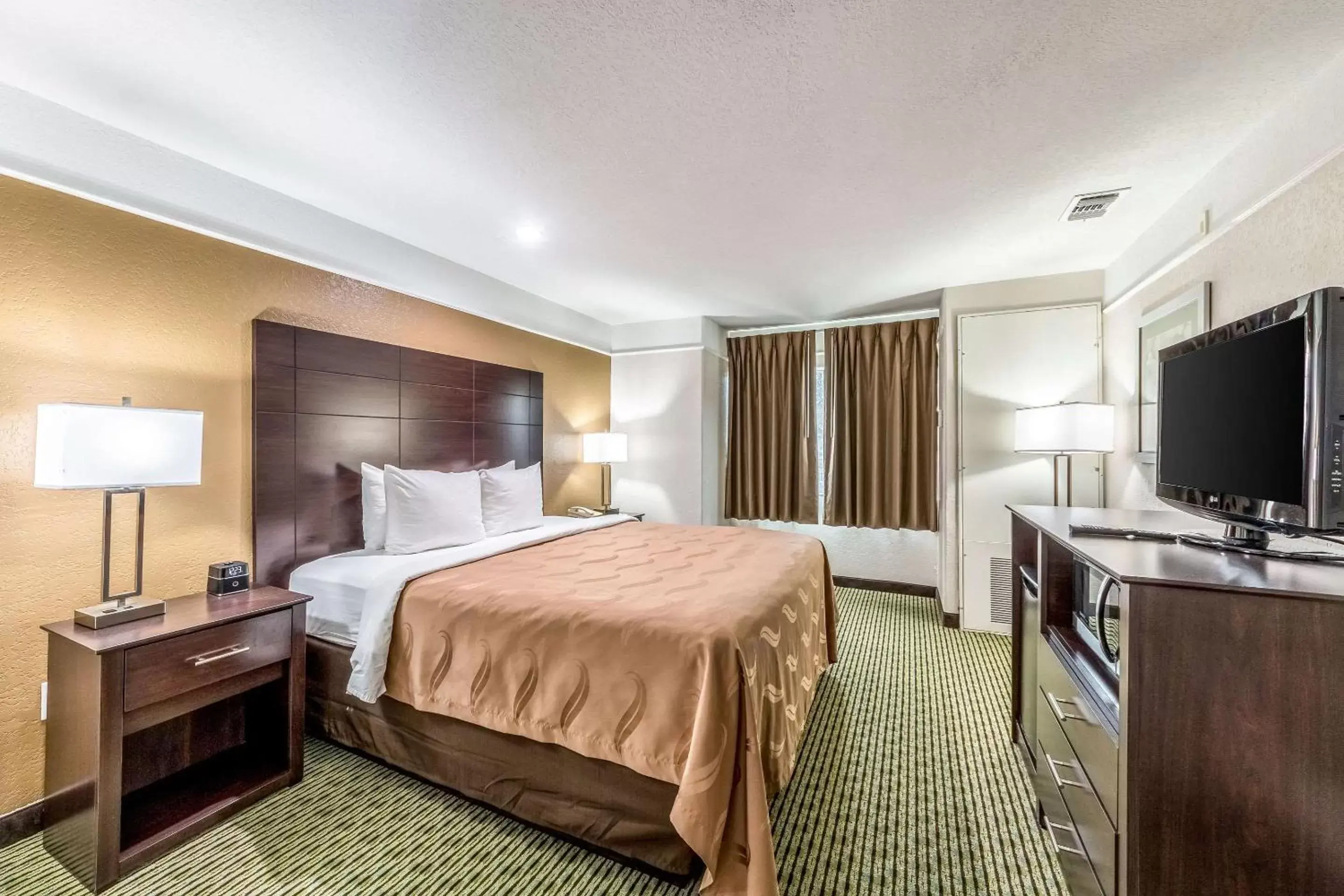 Photo of the whole room, Bed in Quality Inn & Suites SeaWorld North