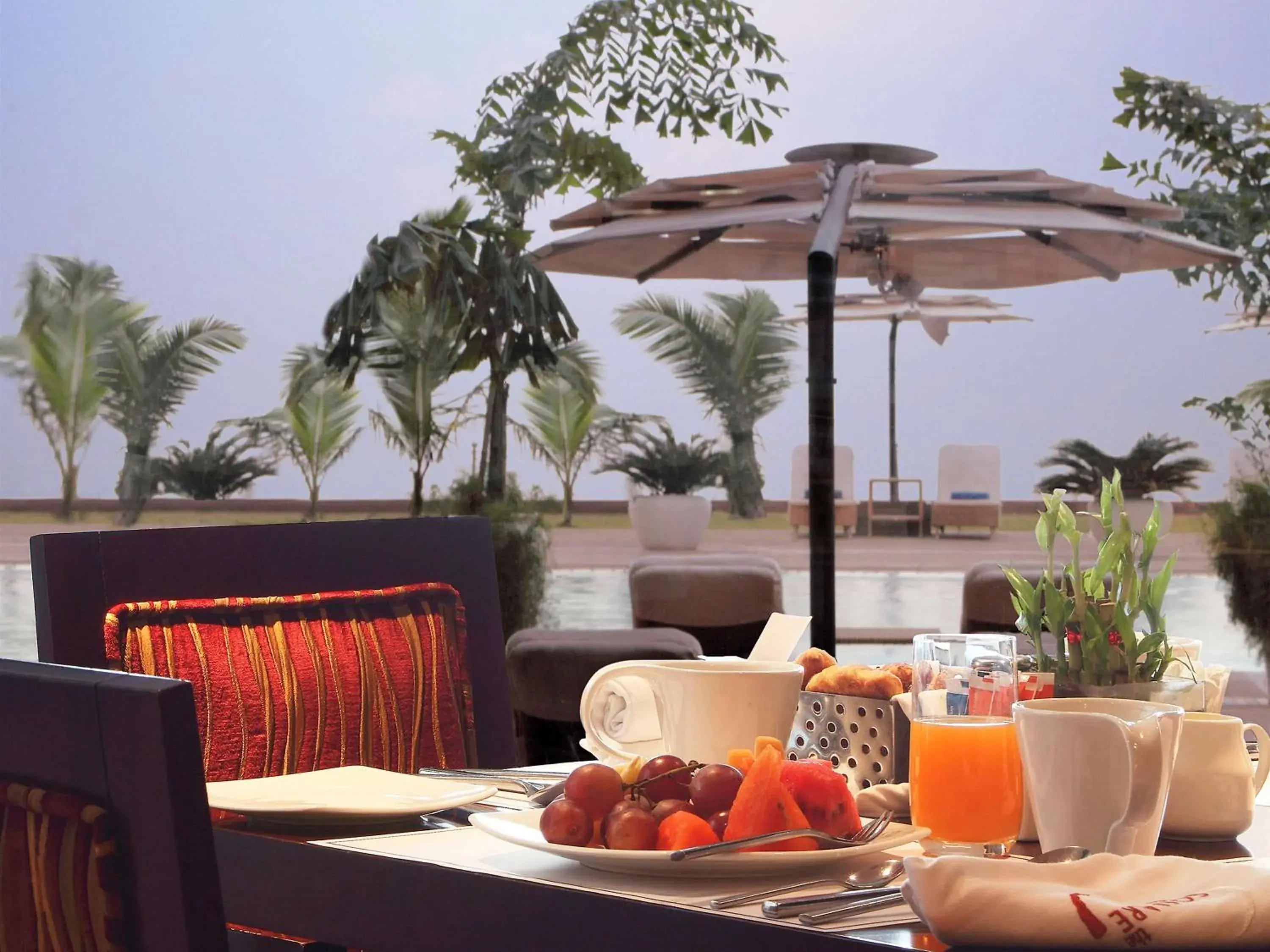 Restaurant/places to eat in Novotel Mumbai Juhu Beach