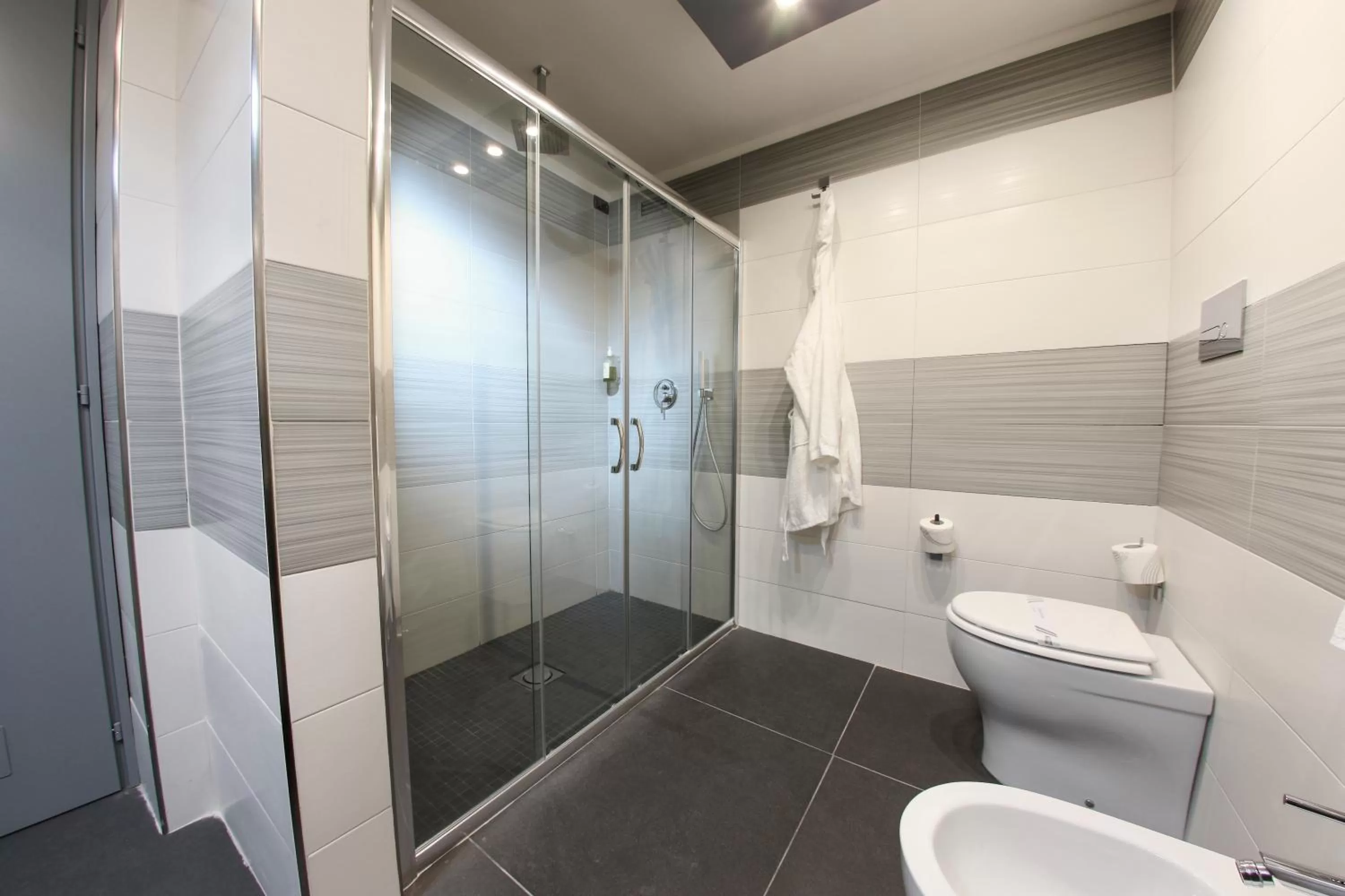 Bathroom in Best Western JFK Hotel