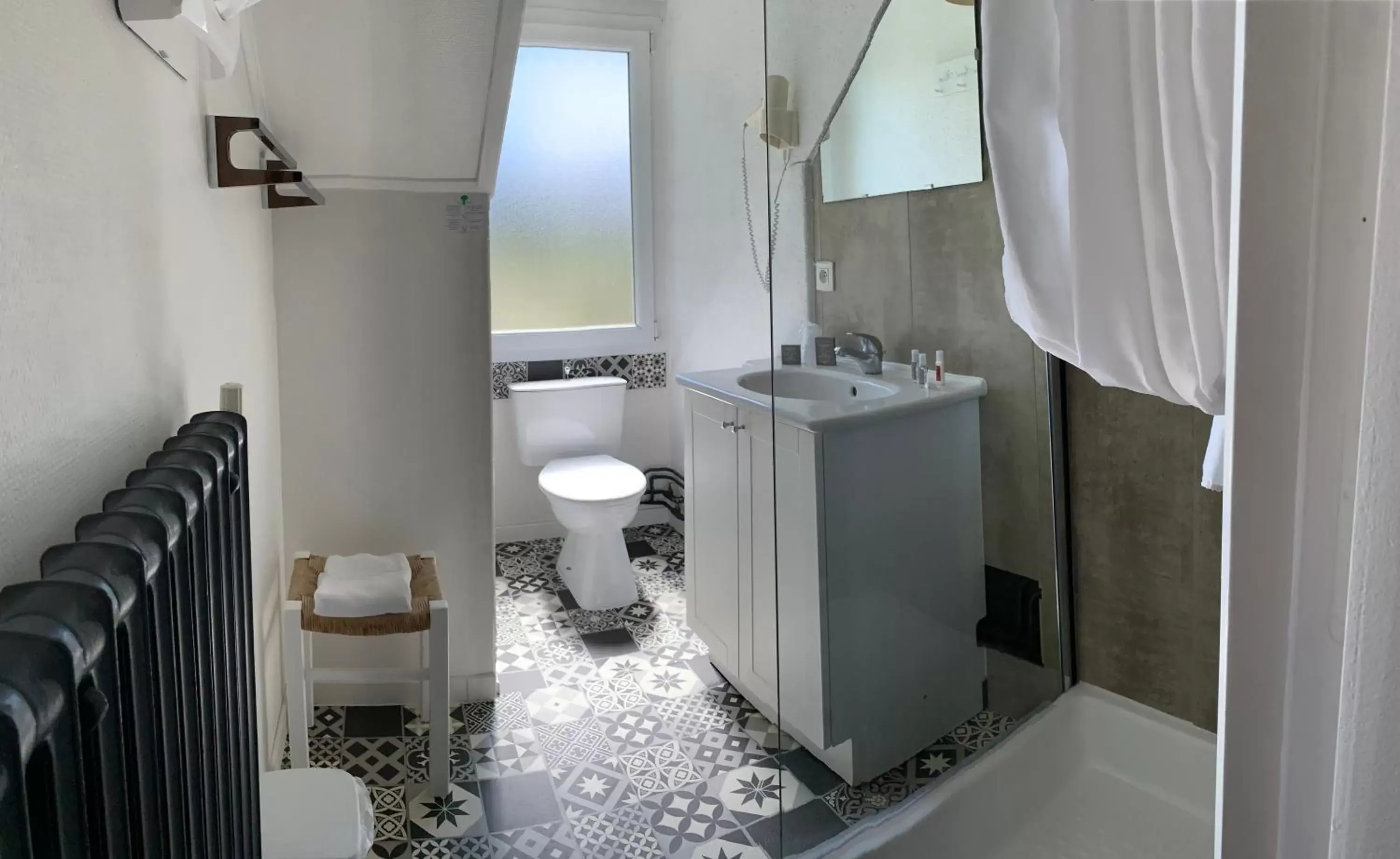 Bathroom in Hôtel Le Dauphin