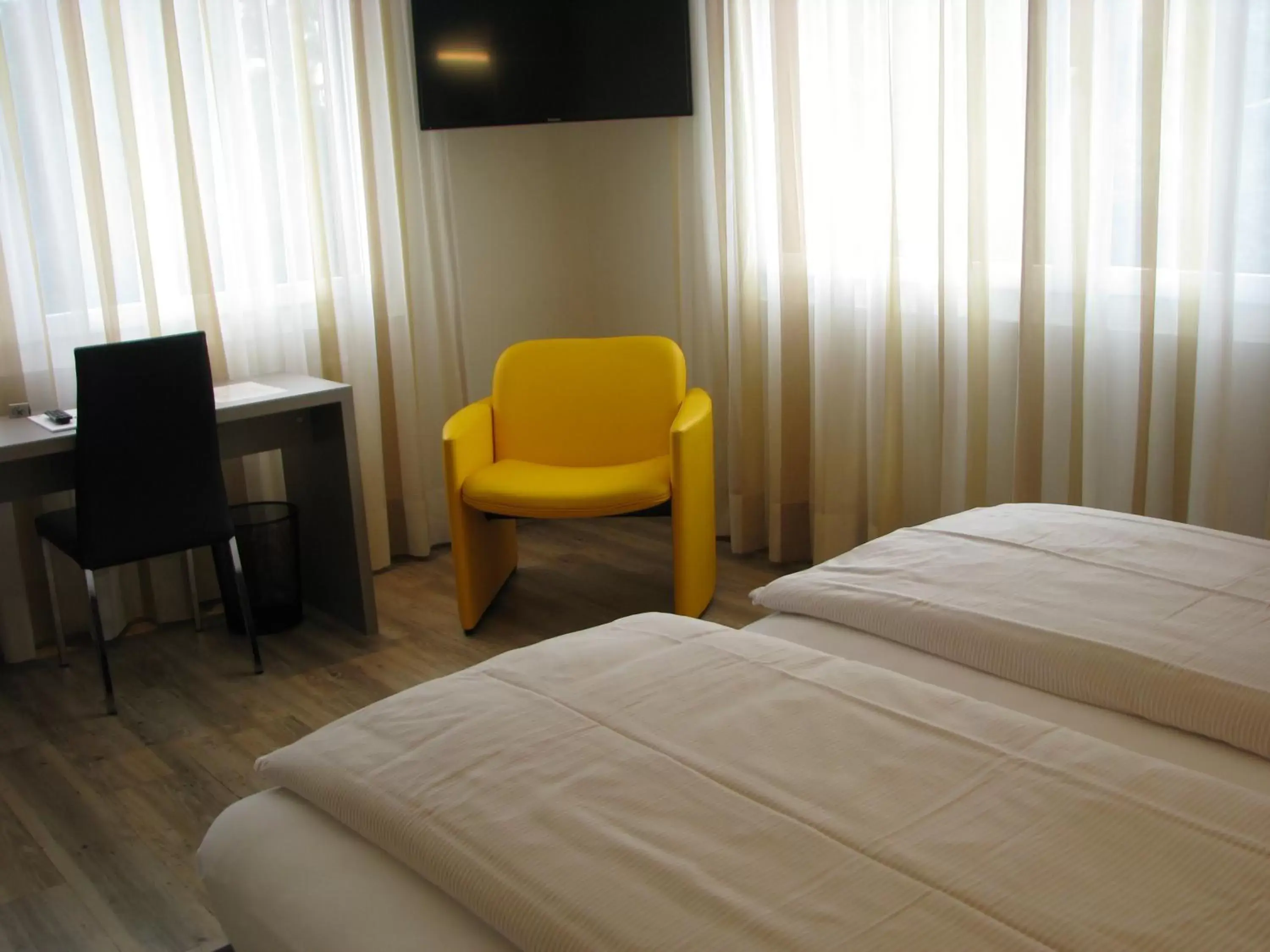 Bed, TV/Entertainment Center in Hotel am Kreisel: Self-Service Check-In Hotel