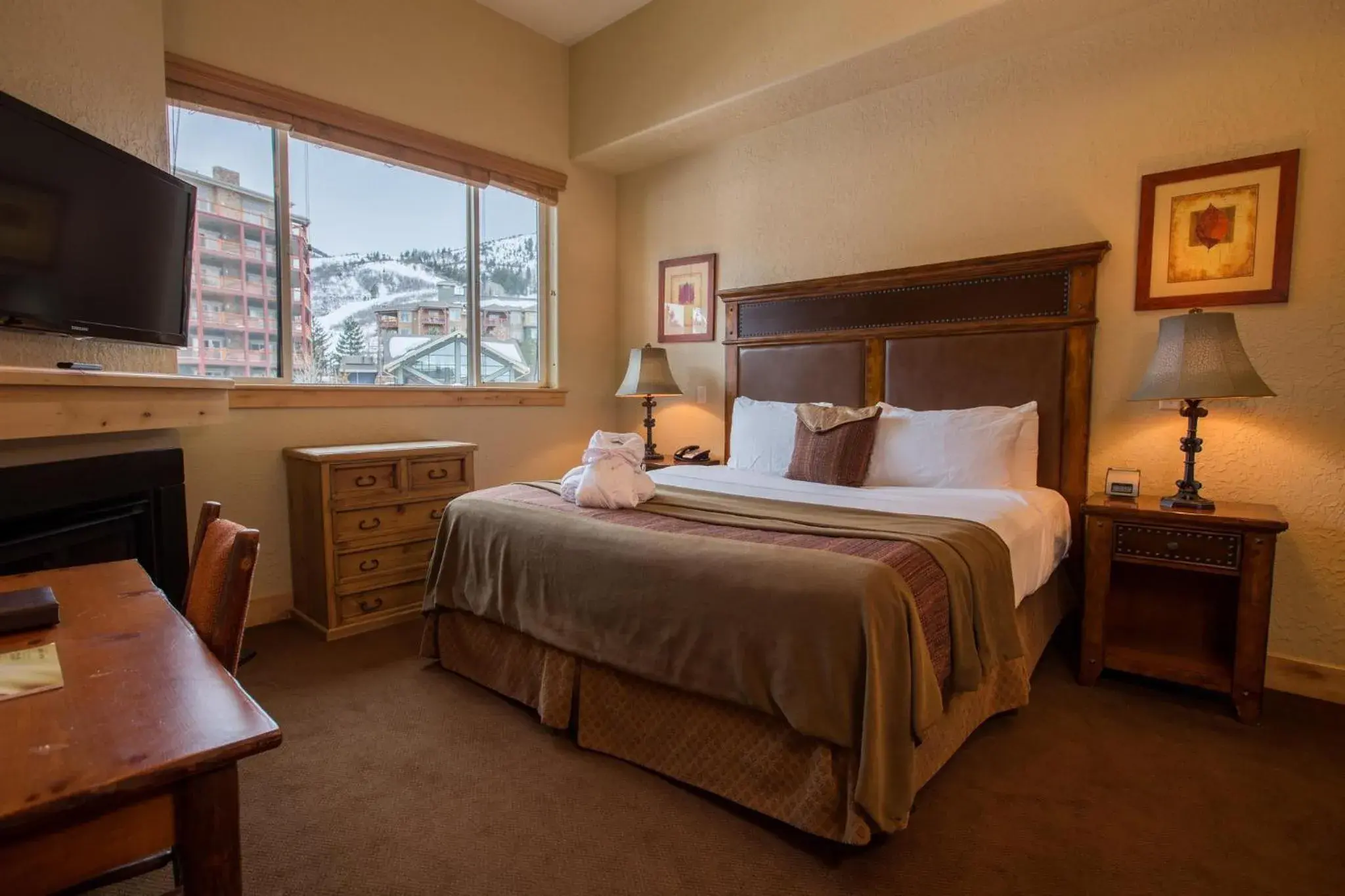 Photo of the whole room, Bed in Silverado Lodge Park City - Canyons Village