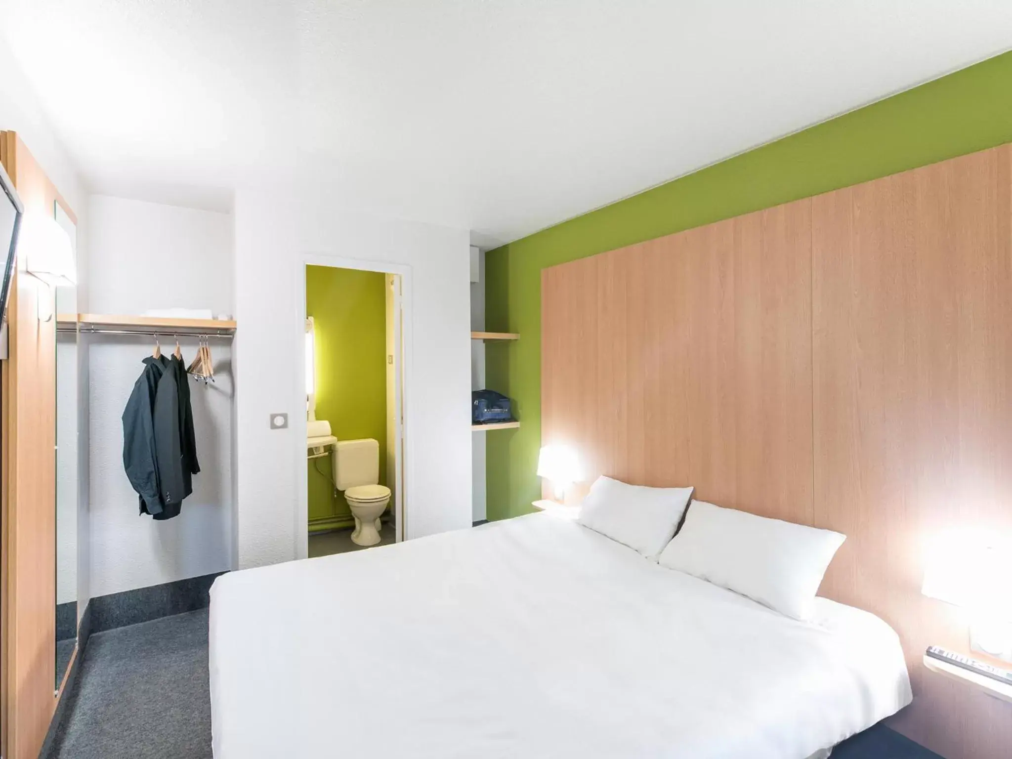 Photo of the whole room, Room Photo in B&B HOTEL Brest Kergaradec Aéroport Gouesnou