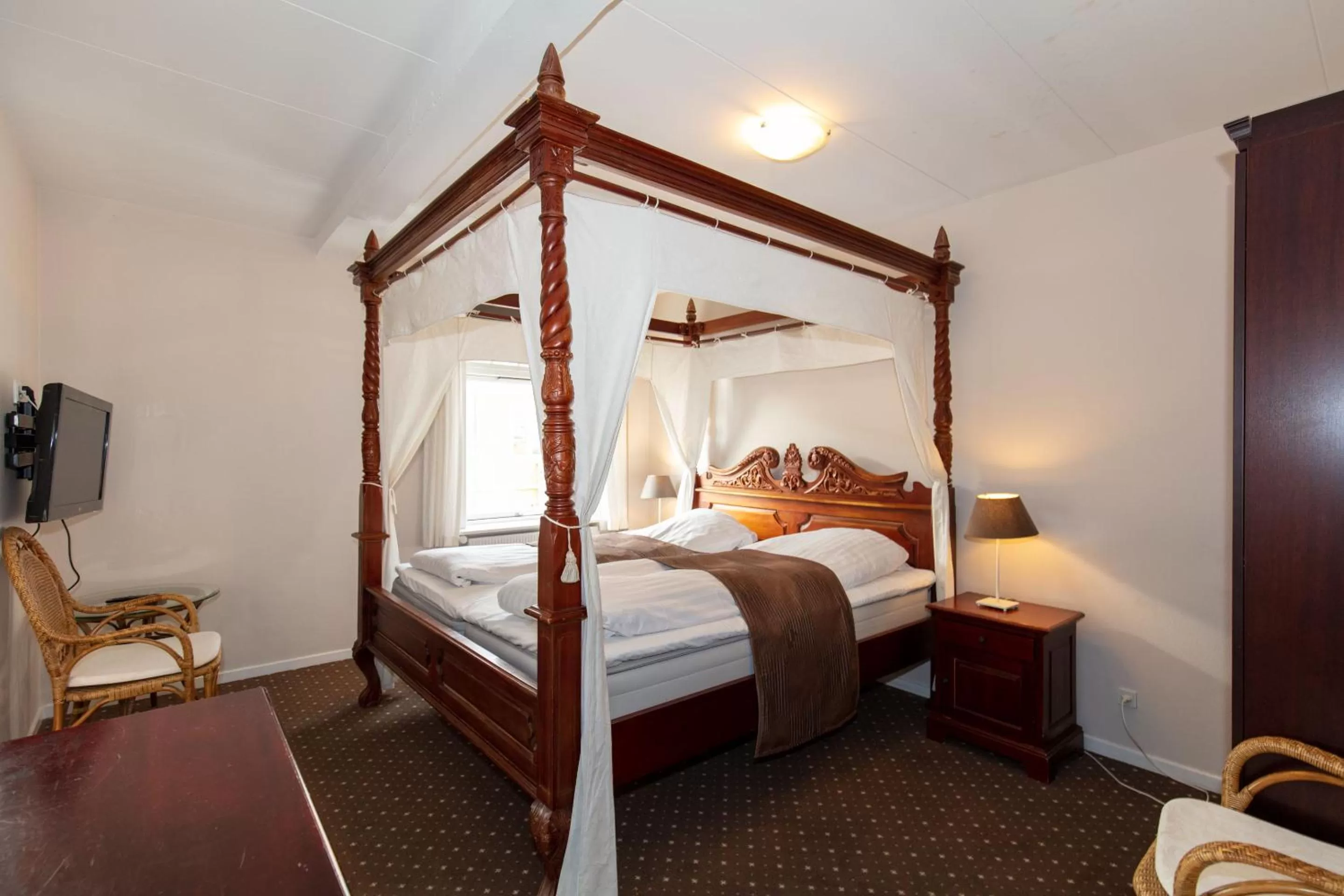 Bedroom, Bed in Foldens Hotel