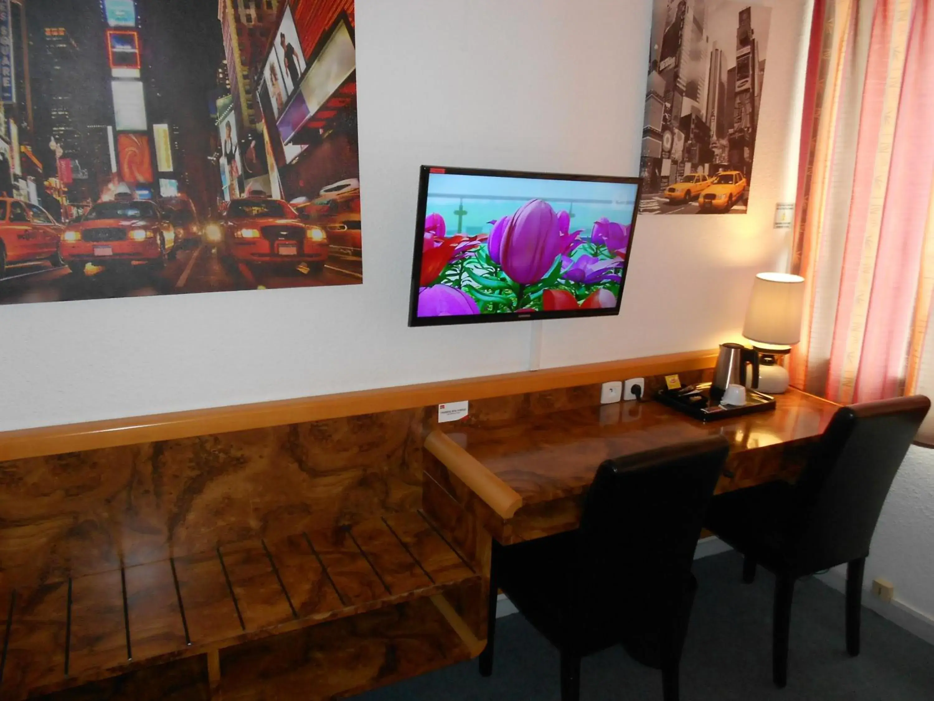 Coffee/tea facilities, TV/Entertainment Center in Arche Hotel