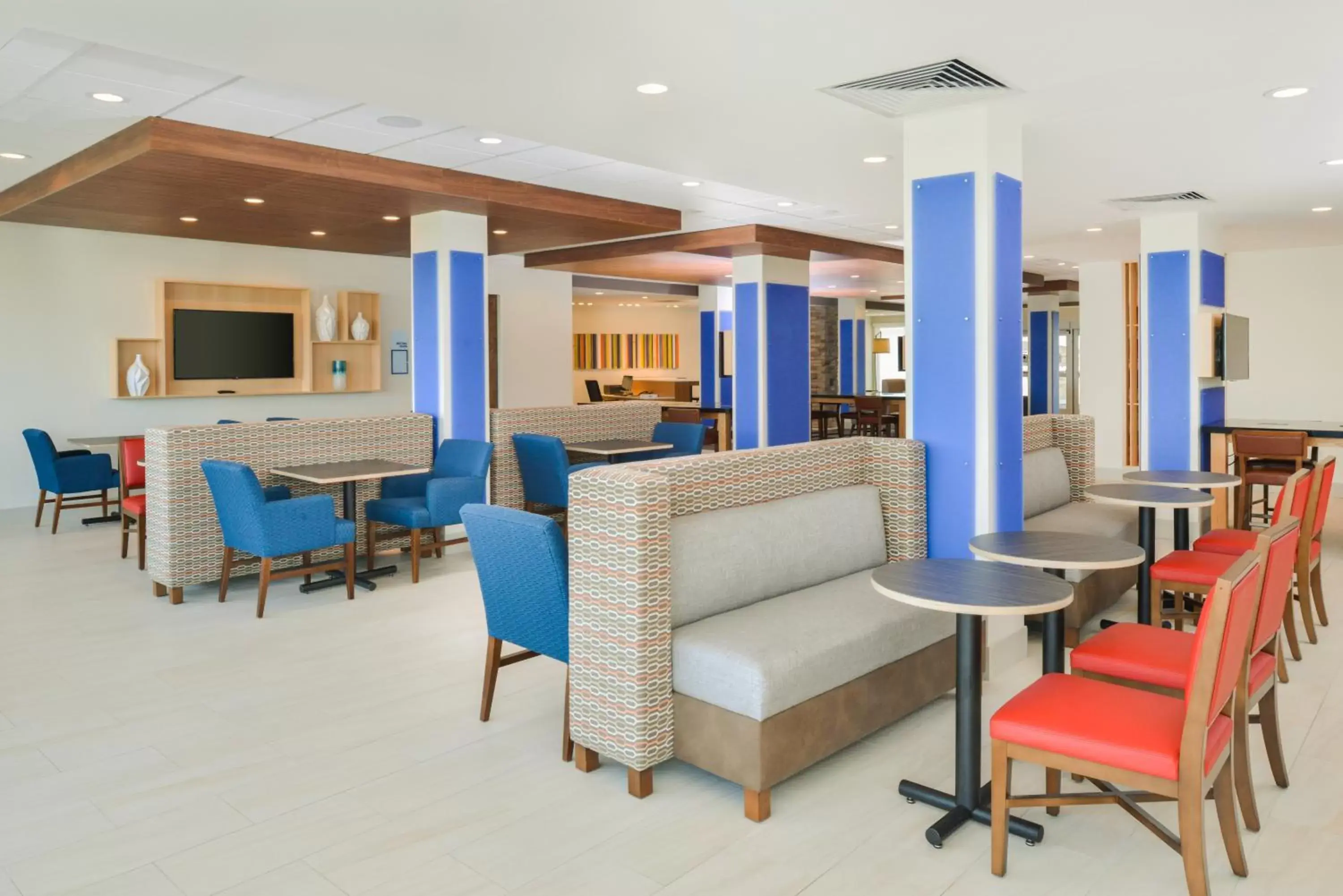 Lobby or reception, Lounge/Bar in Holiday Inn Express & Suites - Chadron, an IHG Hotel