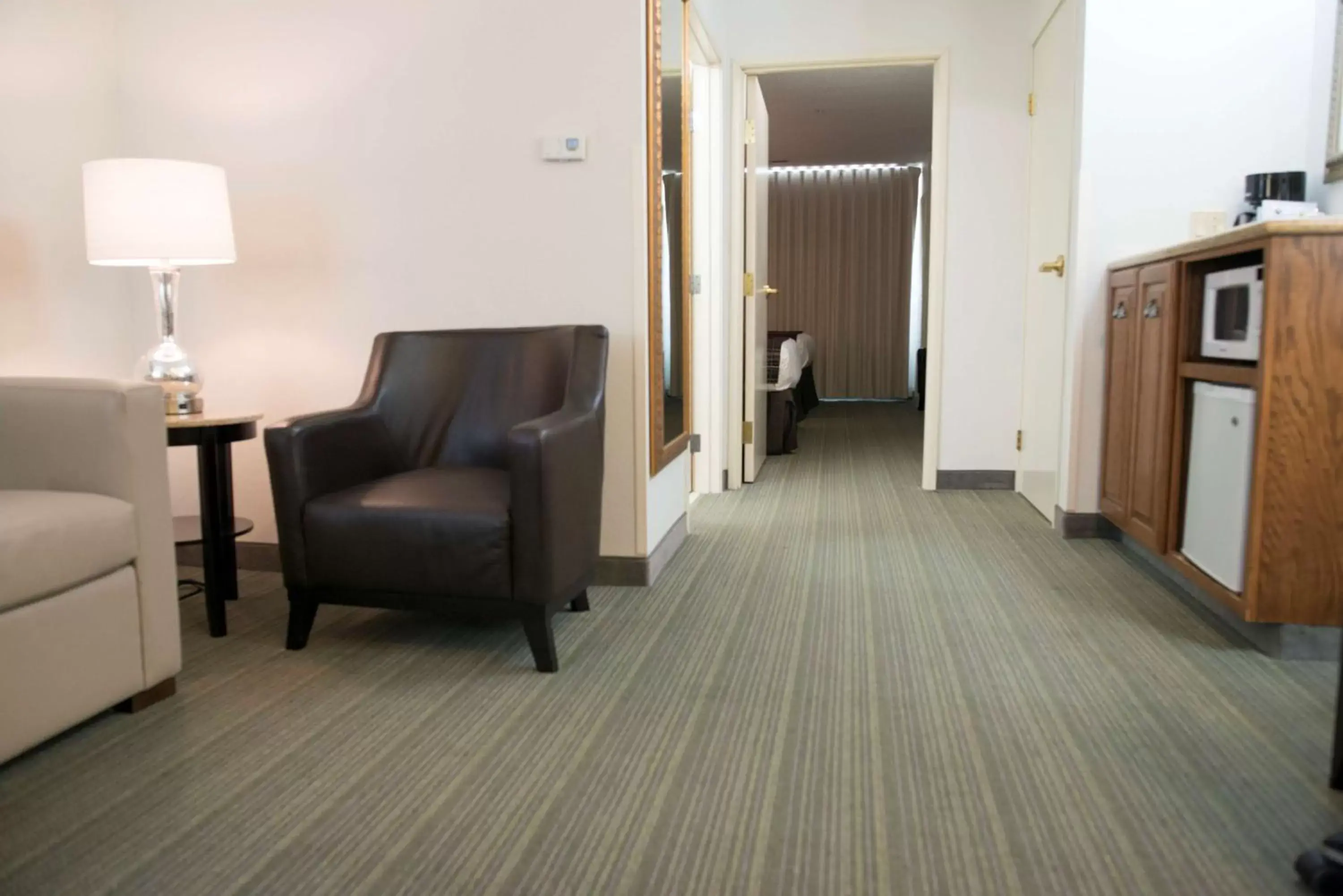 Photo of the whole room, Seating Area in Country Inn & Suites by Radisson, Effingham, IL