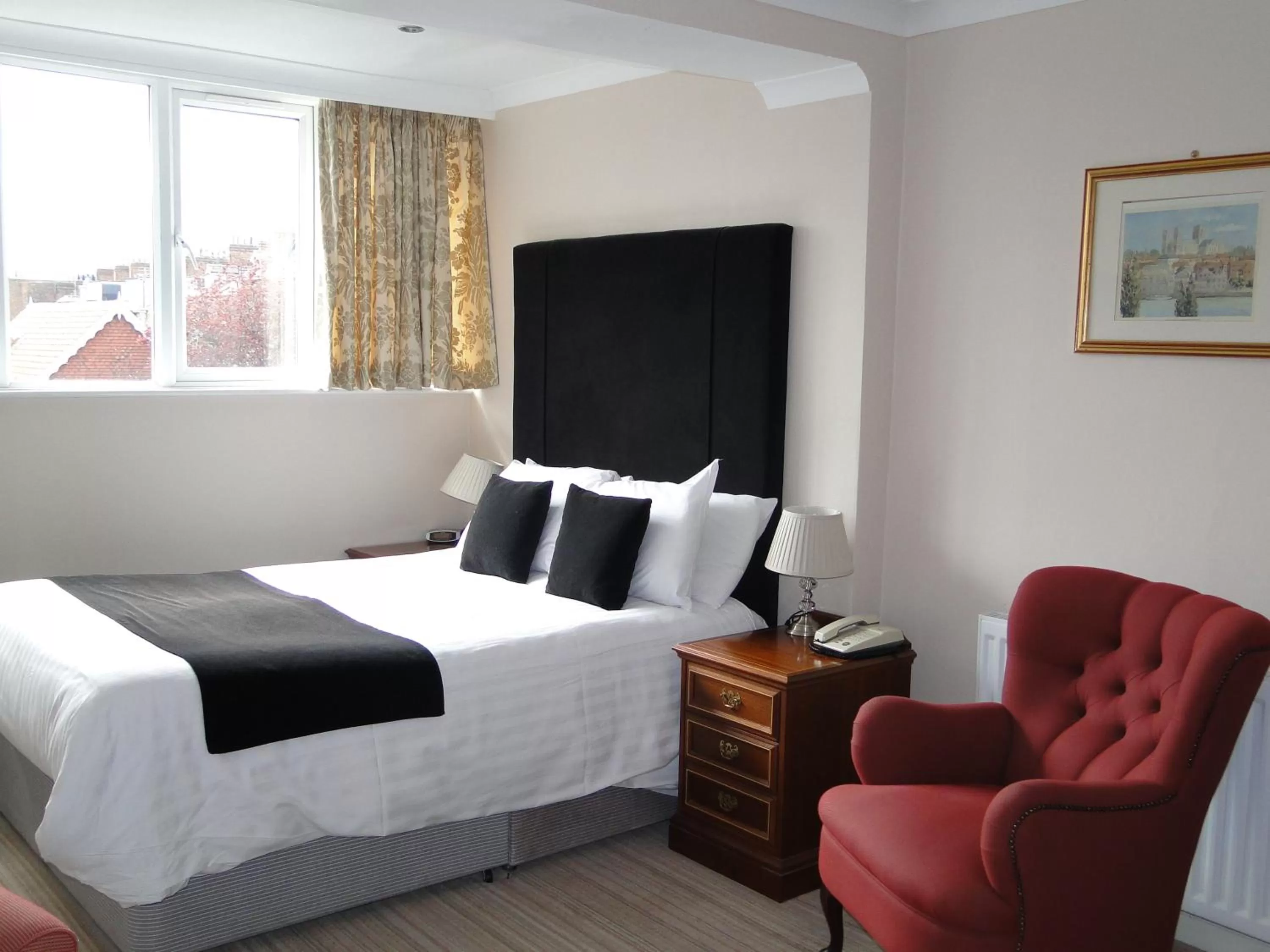 Photo of the whole room, Bed in The Minster Hotel