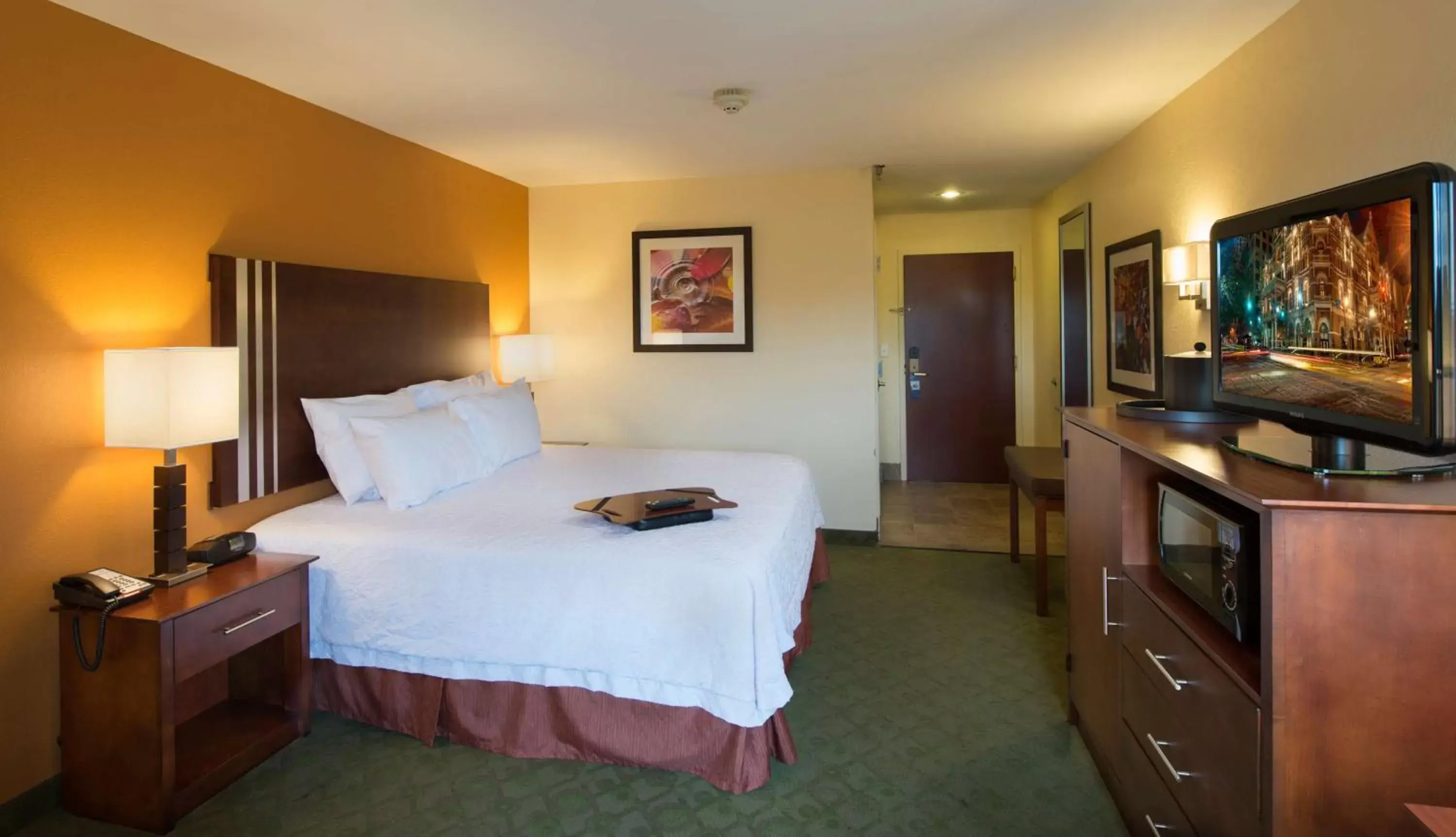 Bed in Hampton Inn Cornelia Bed in Hampton Inn Cornelia