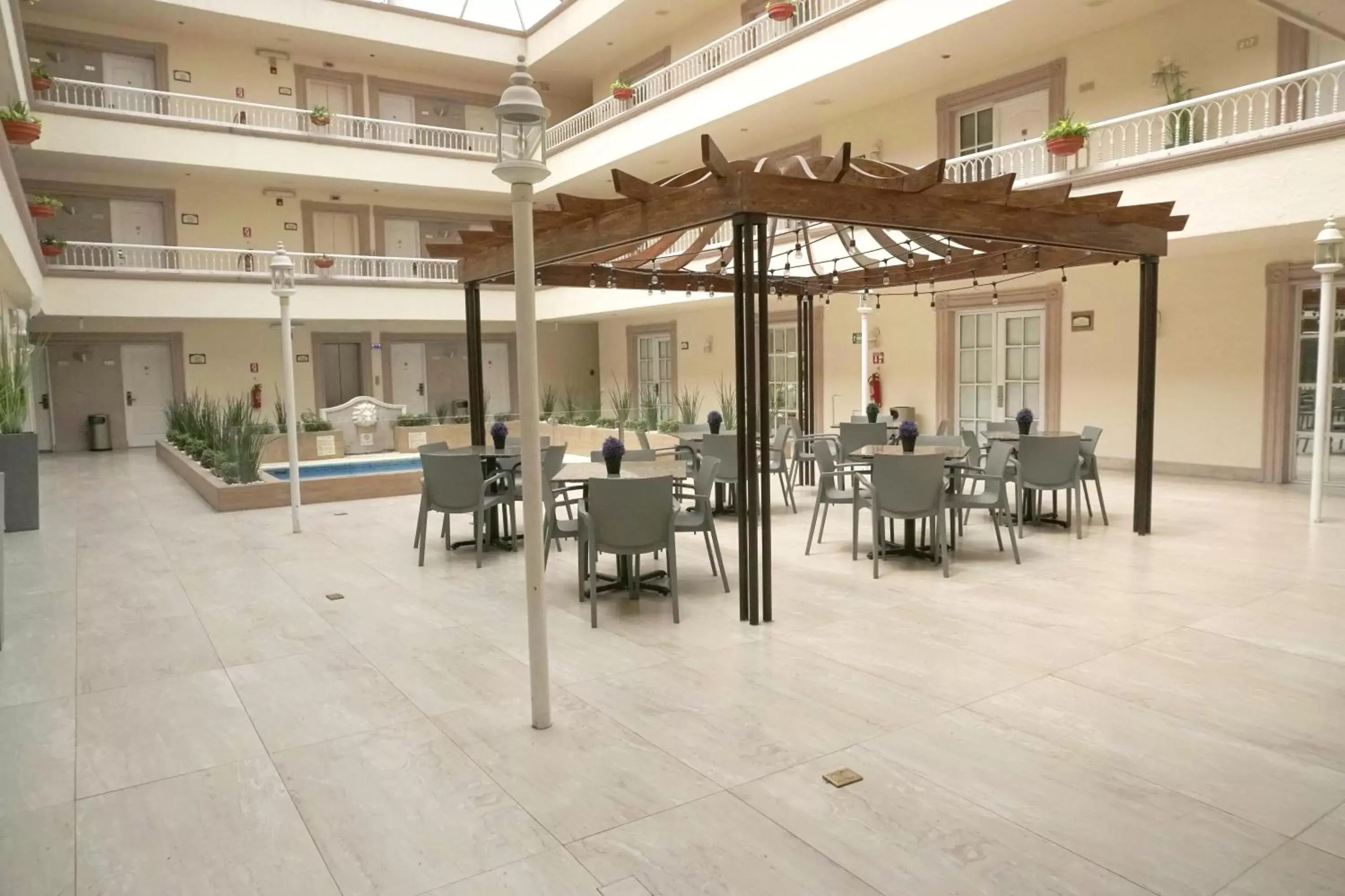 Patio, Restaurant/Places to Eat in Best Western PLUS Monterrey Colón Patio, Restaurant/Places to Eat in Best Western PLUS Monterrey Colón