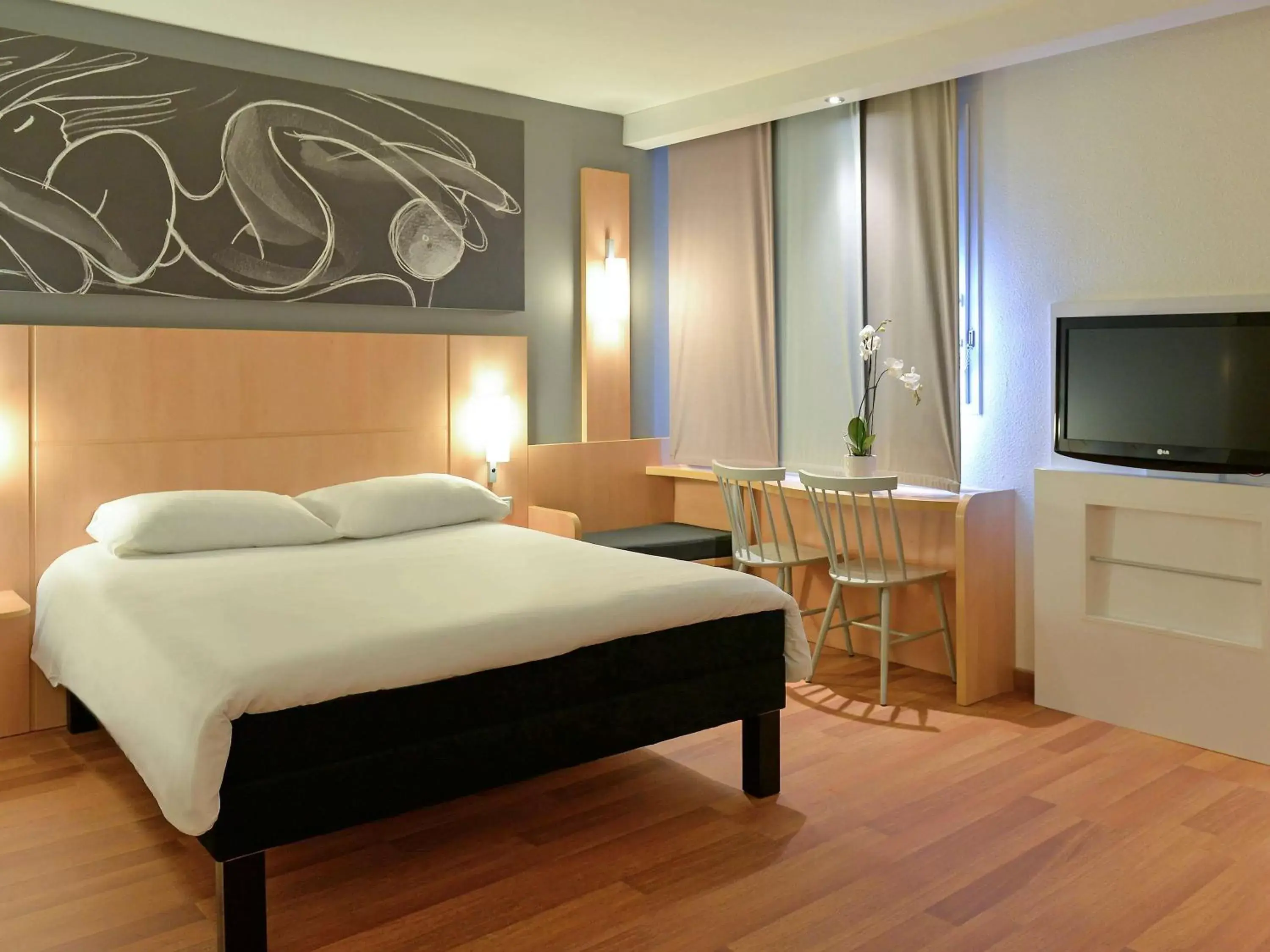 Photo of the whole room, Bed in ibis Macon Sud Crêches