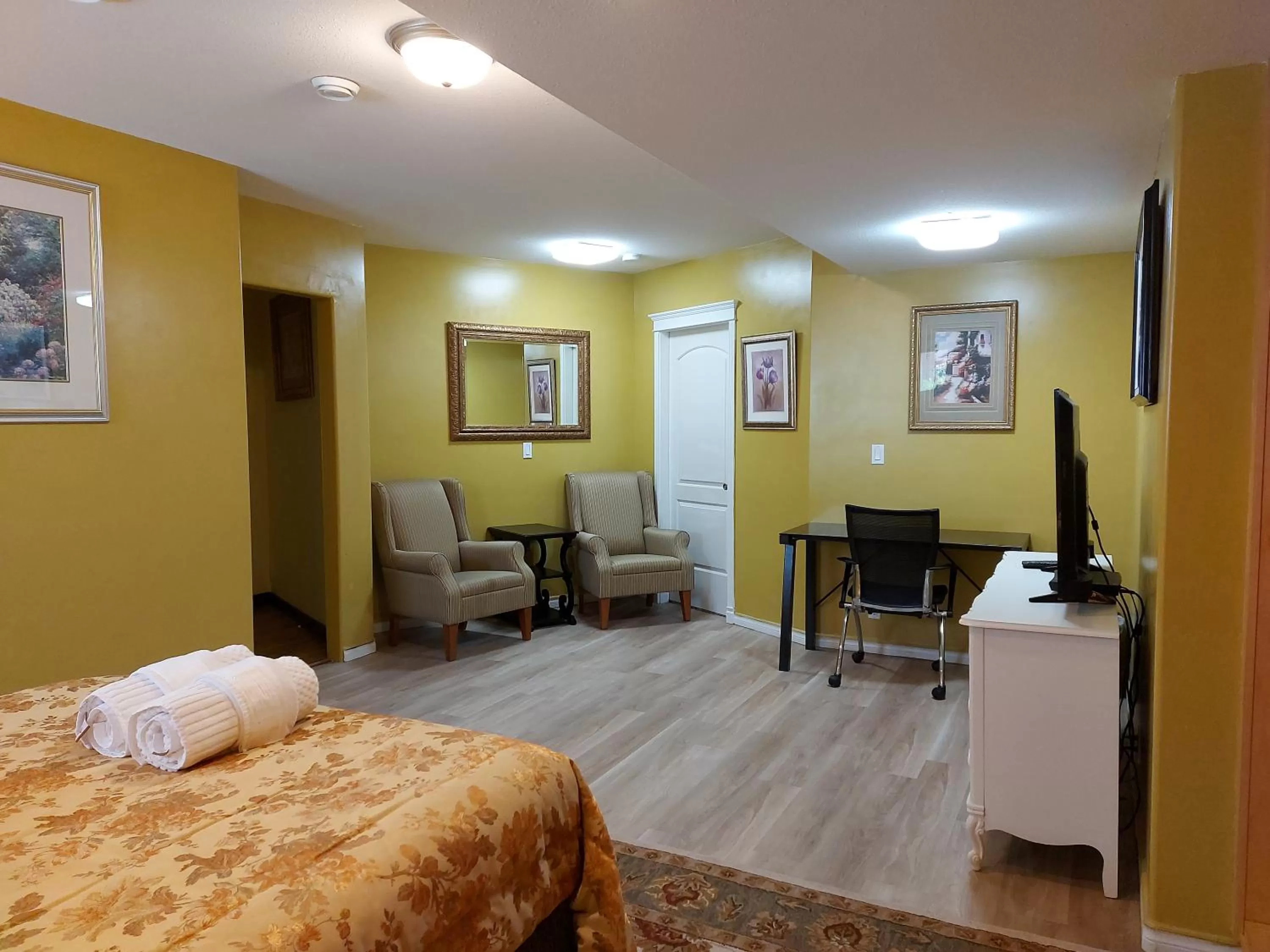 Seating Area in Summer Express Kelowna B&B - Villa Bellissimo Fran-Talia