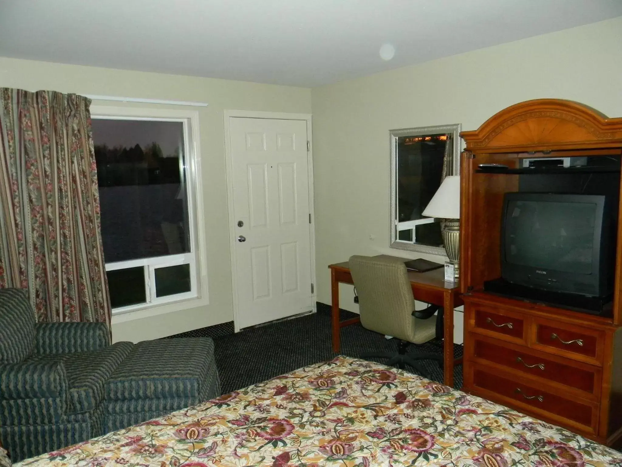 Bedroom, TV/Entertainment Center in Lakeview Inn Centralia