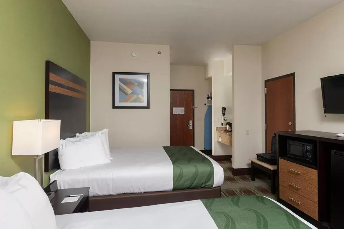 Photo of the whole room, Bed in Quality Inn & Suites