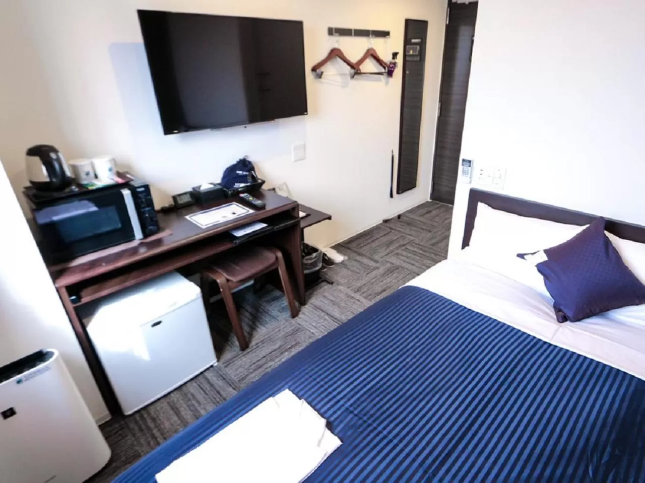 TV and multimedia, Bed in HOTEL LiVEMAX Chiba-Ekimae